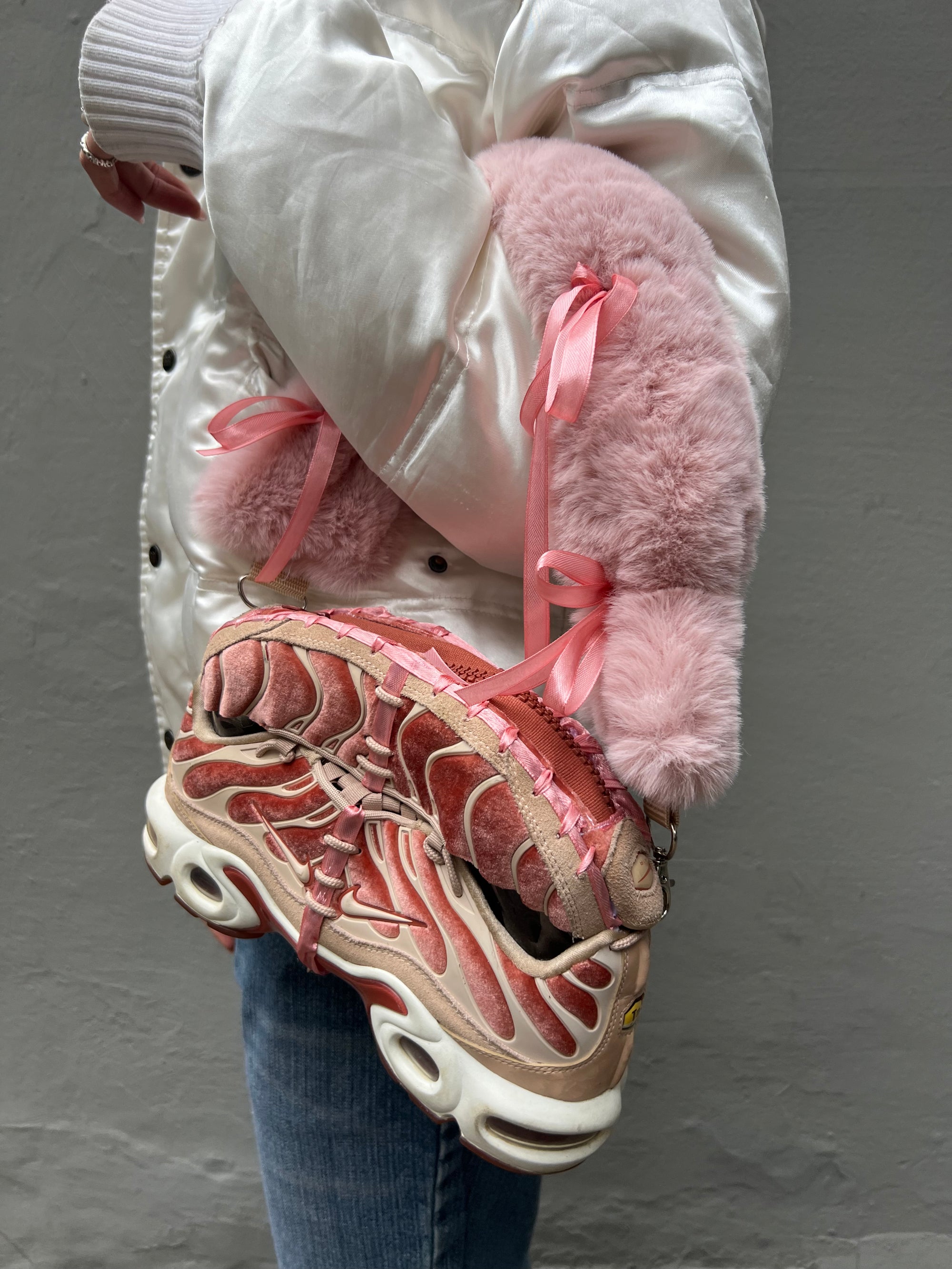 Tragebild der MILLENNIUM2k Nike Tun Bag Pink von der Seite an einem weiblichem Model.