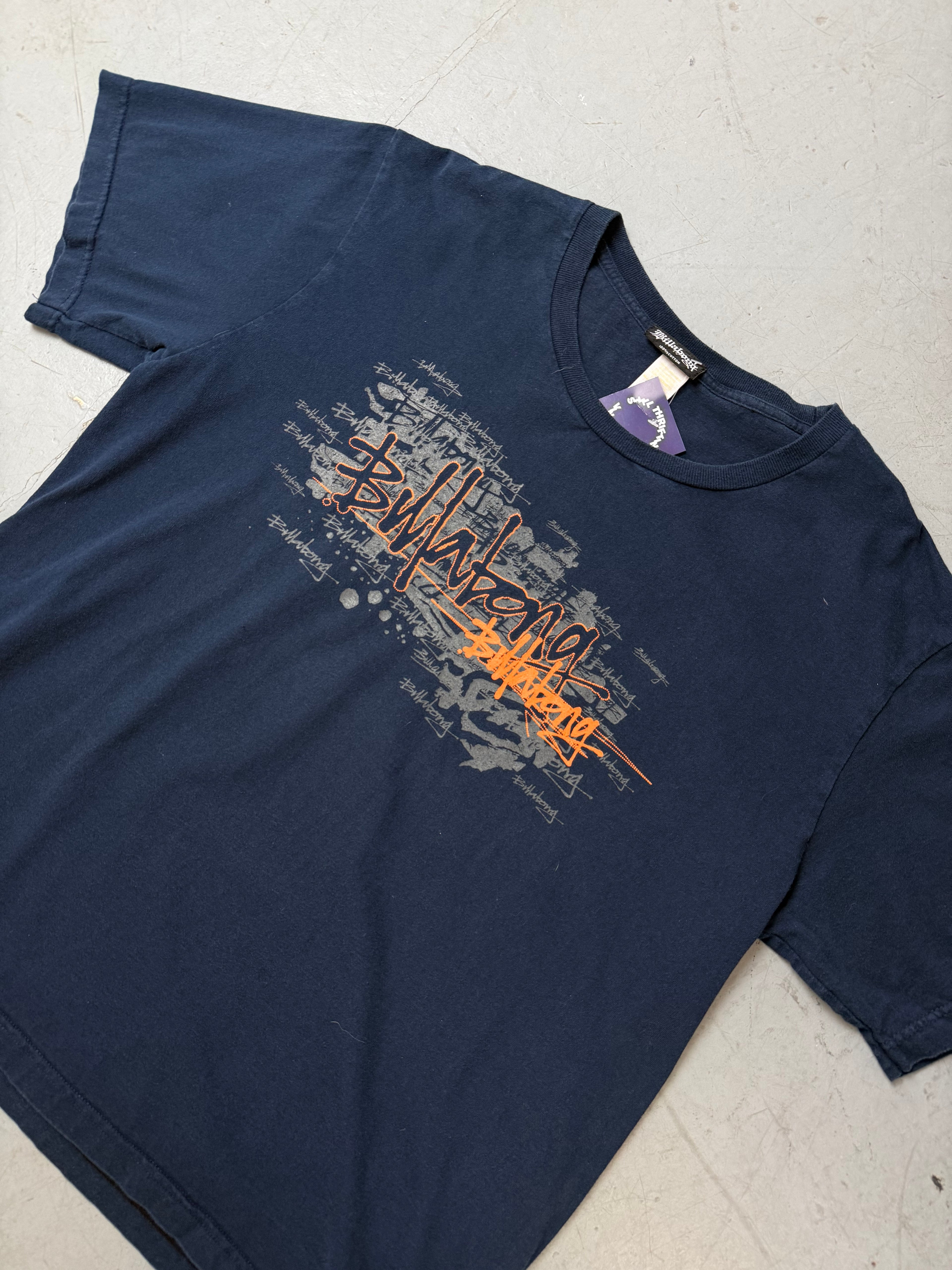 Vintage Billabong Dark Blue Printed T-Shirt für Damen. Secondhand Y2K 2000s Fashion