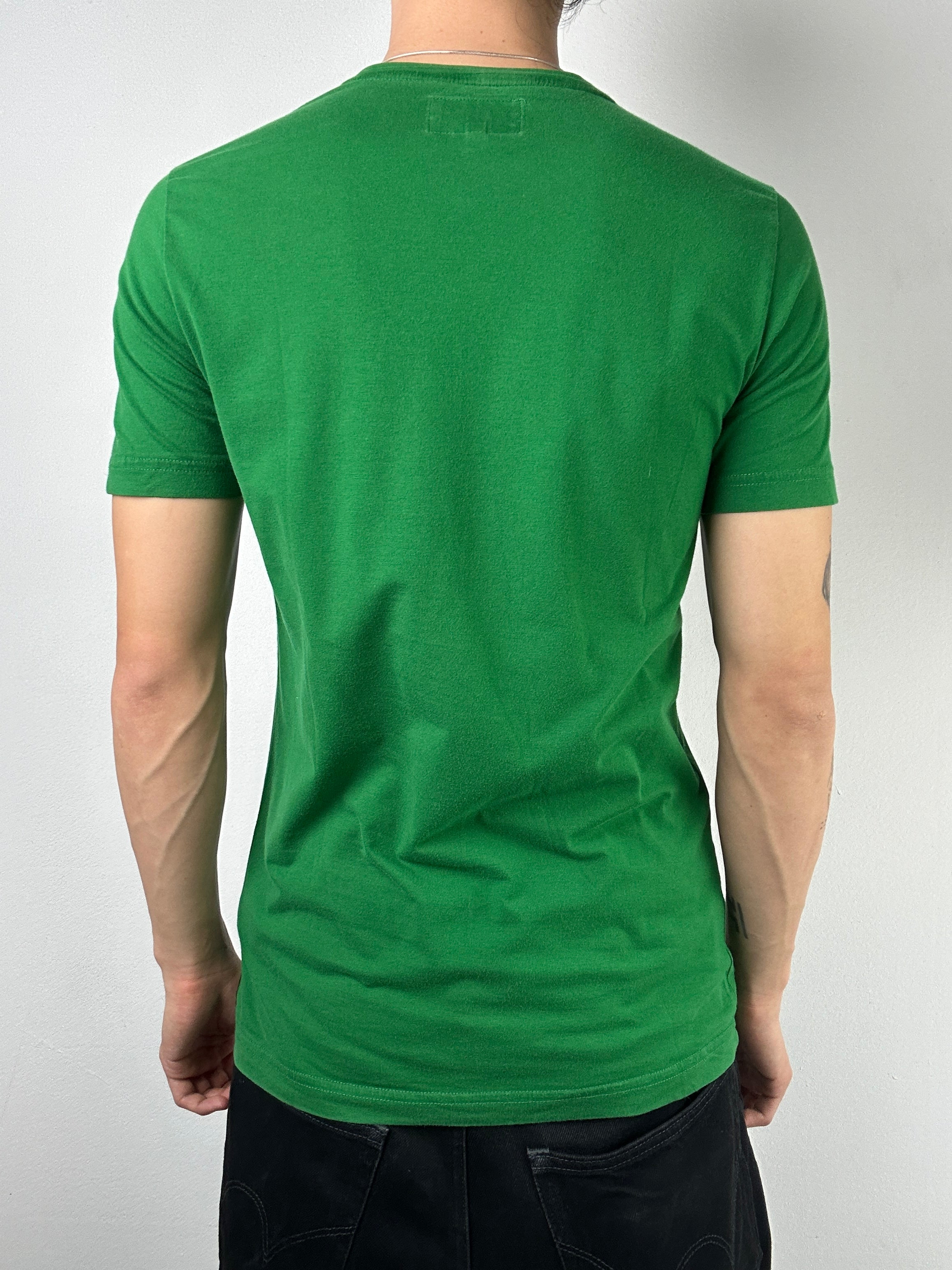 Vintage Armani Jeans Green and Yellow T-Shirt für Herren. Y2K Second Hand 2000s Fashion