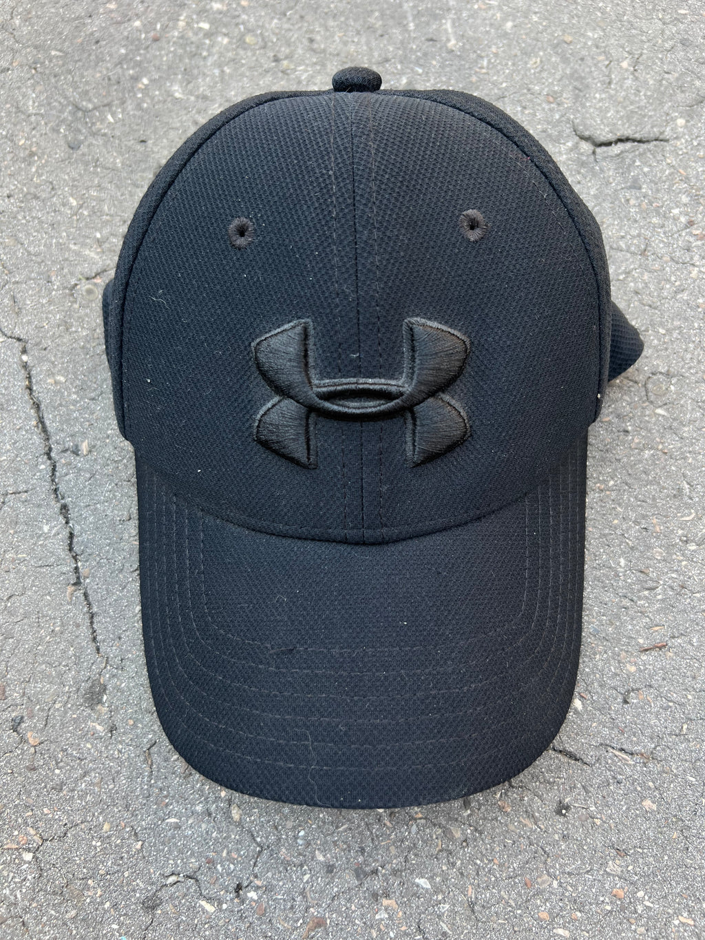 Eine schwarze Under Armour Cap mit dem Logo auf der Vorderseite 