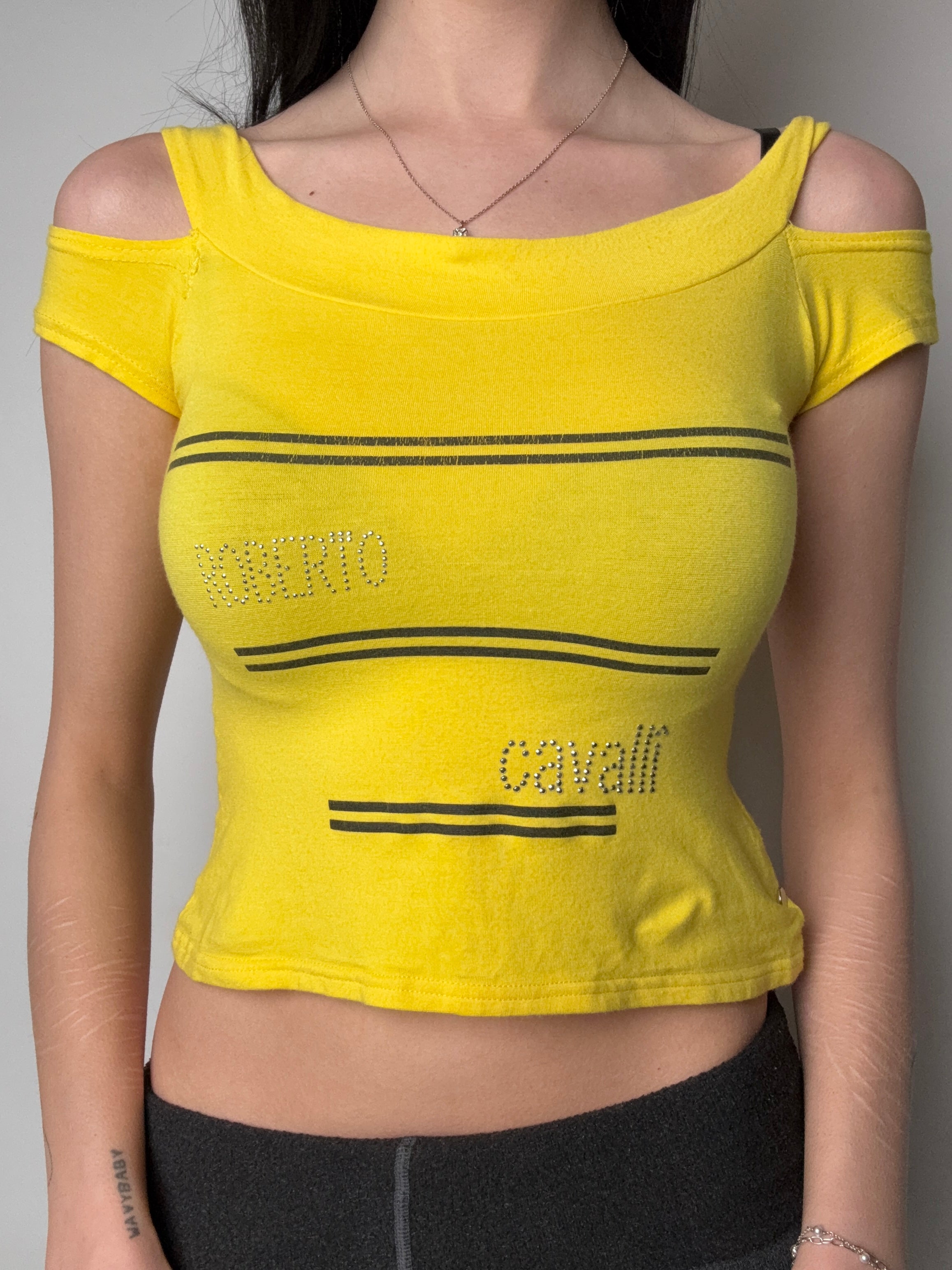 Vintage Yellow Rhinestone Crop Top Whit a nice color and glitter stones for girls. Y2K Second Hand 2000s Fashion 