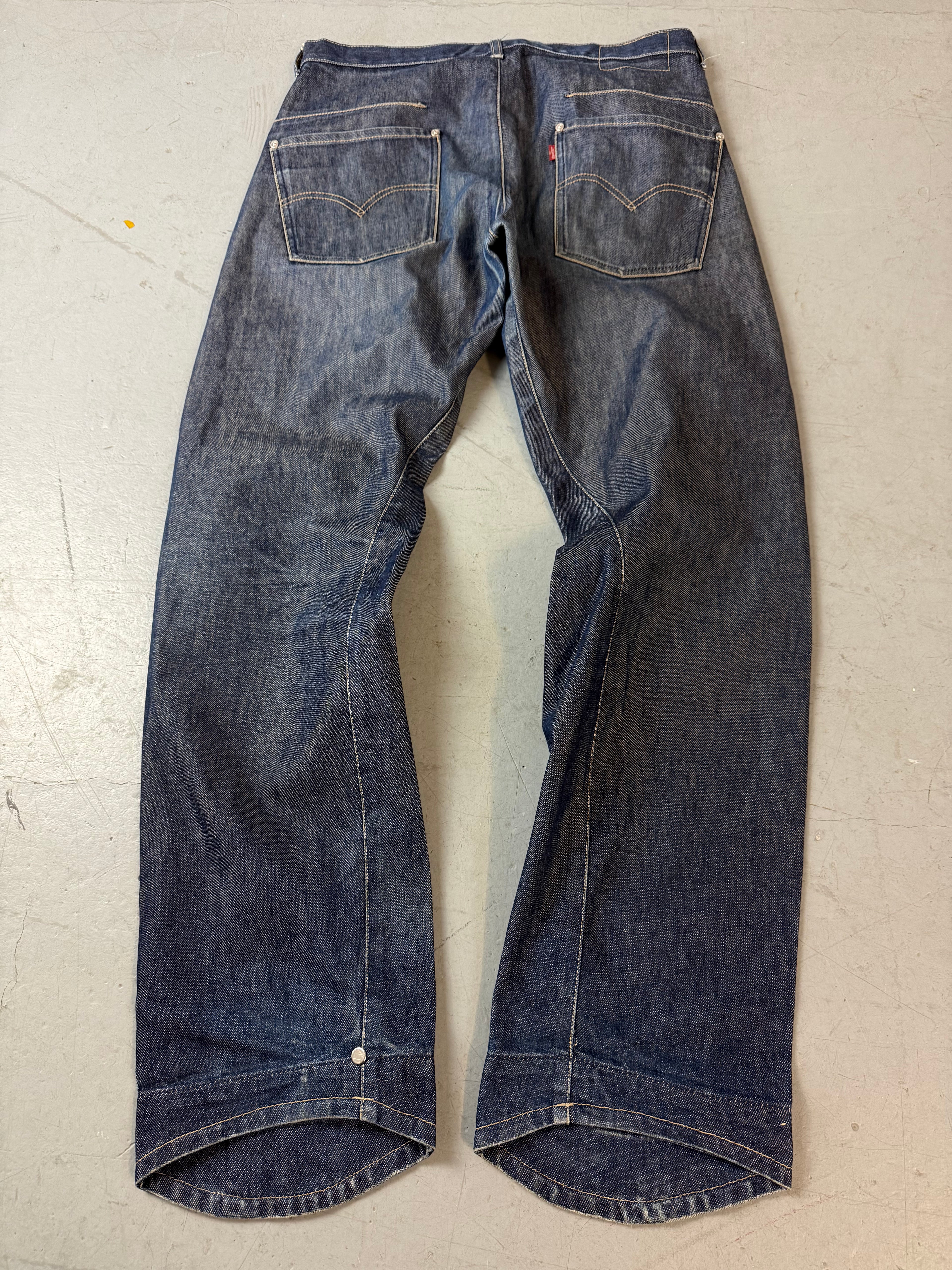 Vintage Levis Engineered Dark Blue Baggy Denim für Herren. Y2K Second Hand 2000s Fashion