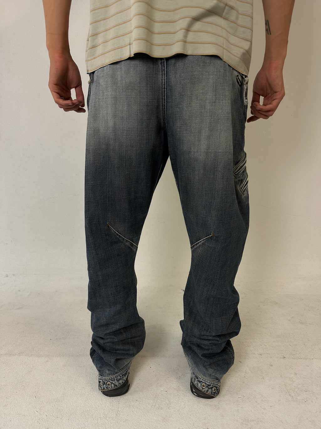 Eine blue washed flared denim im baggy schnitt 