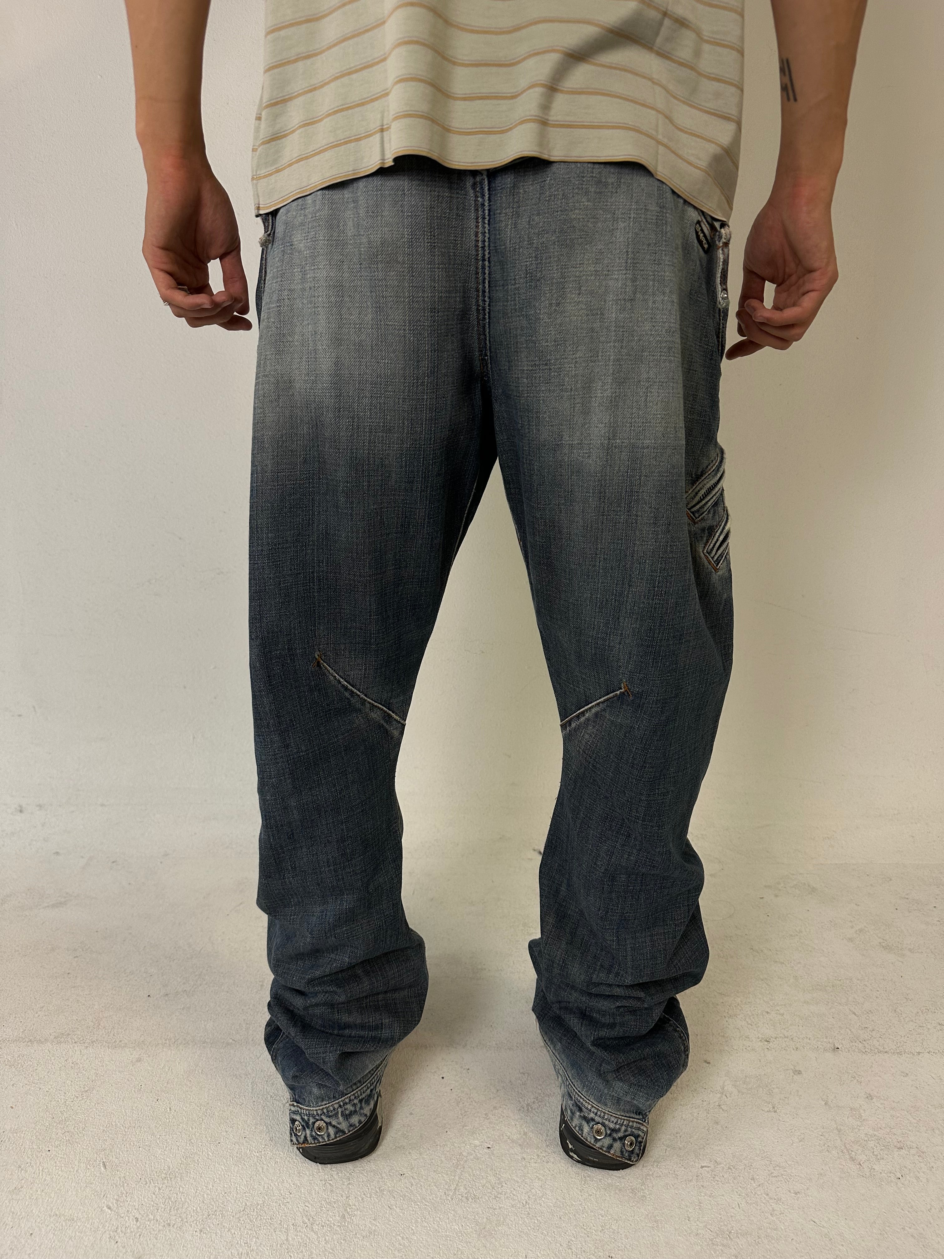 Eine blue washed flared denim im baggy schnitt 