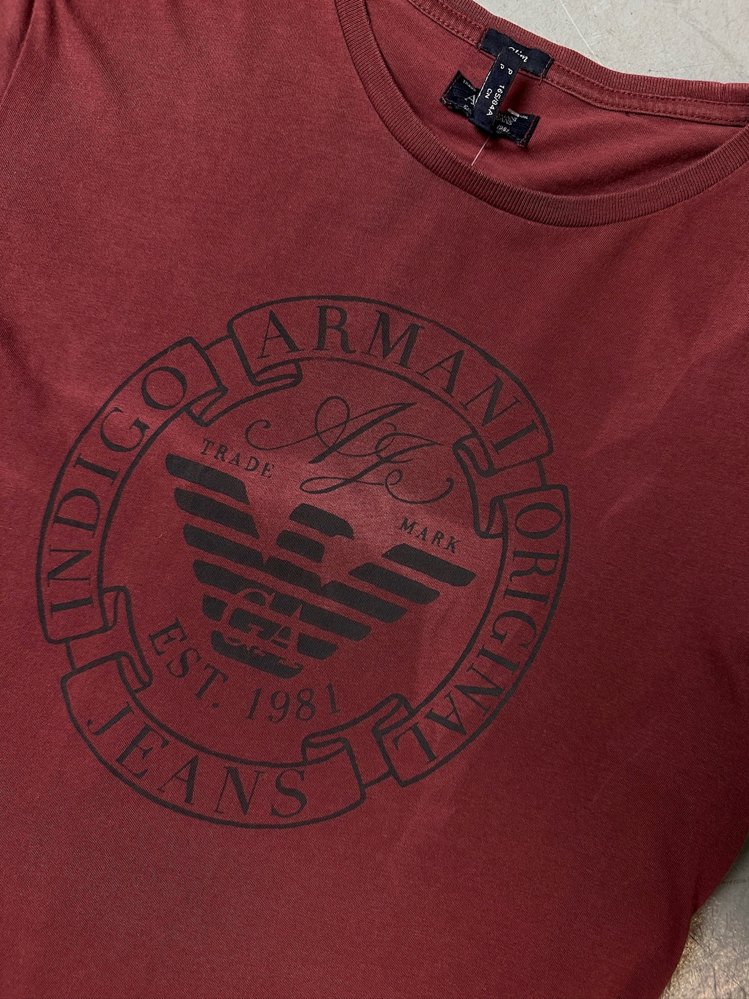 Ein bordeaux roter slim fit t-shirt von Armani Jeans mit schwarzem Print auf der Brust 