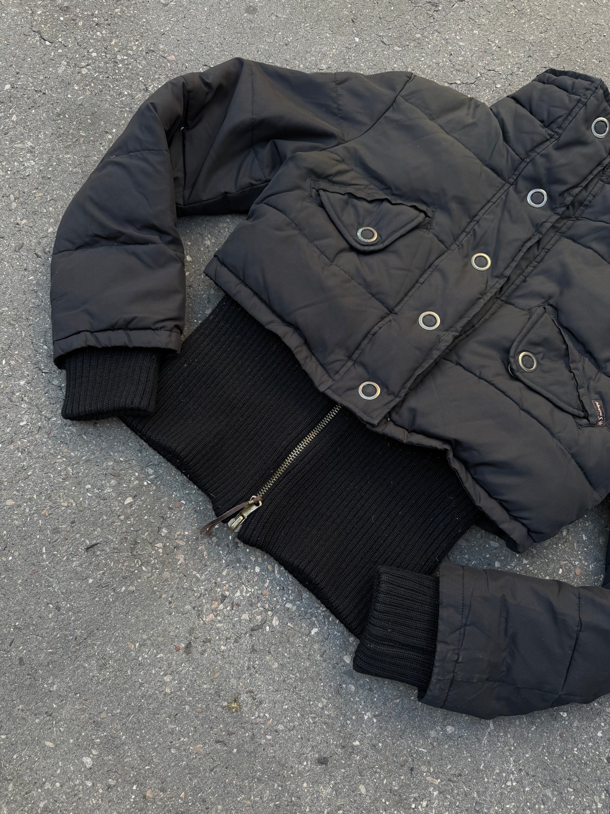 Eine schwarze Double Zip cropped Pufferjacke von Phard in S/M