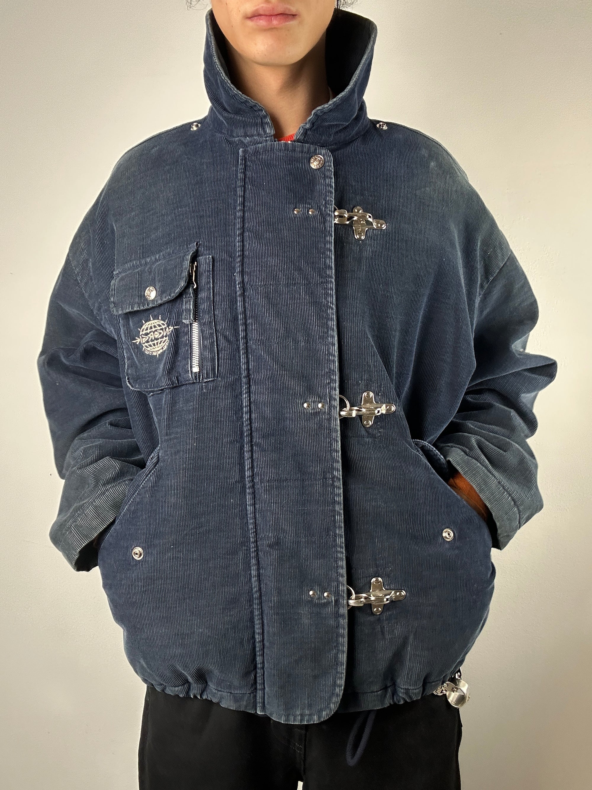 Tragebild von einer Vintage Blue Energie Cord Jacket von vorne