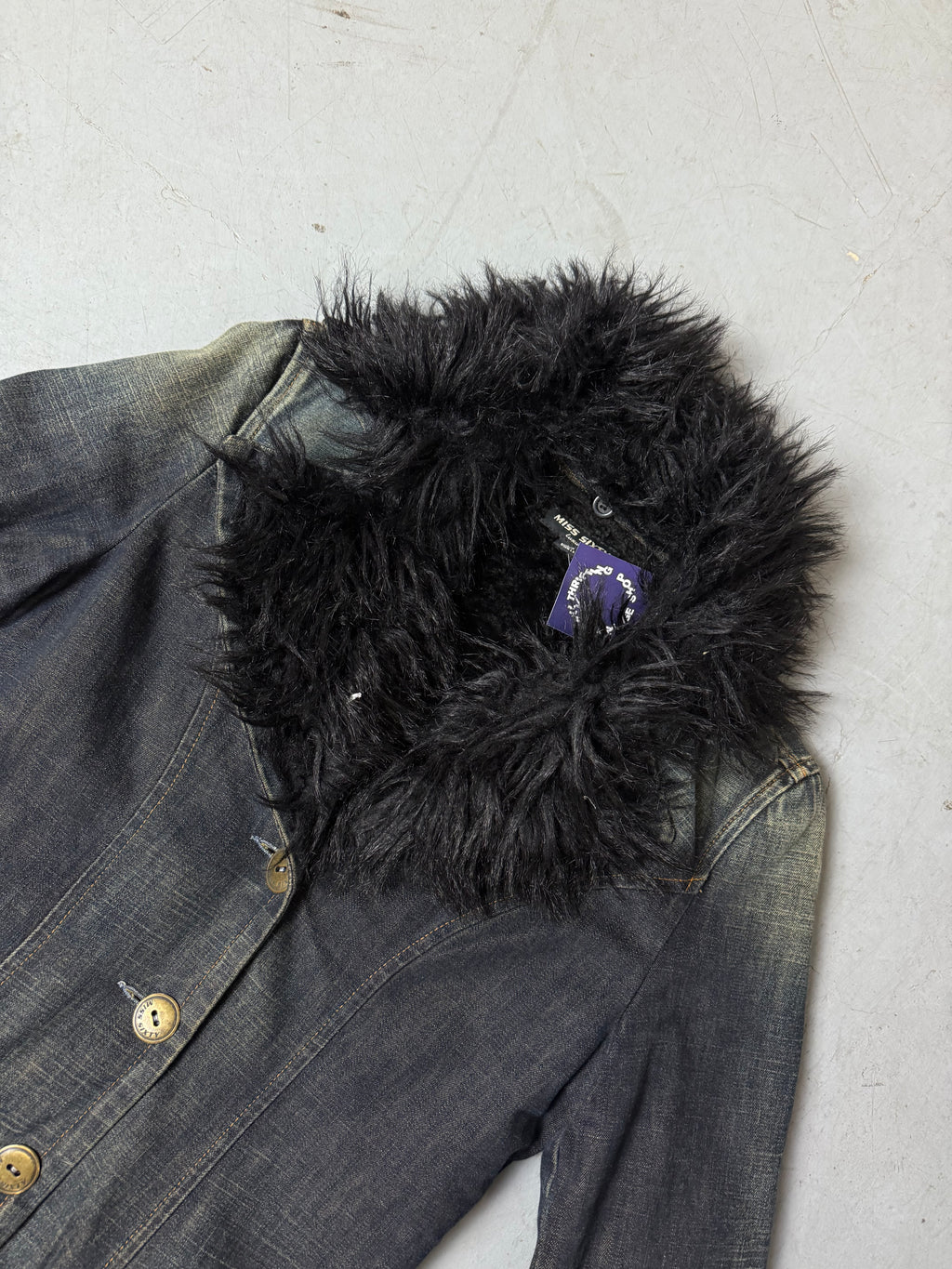 Detailbild von einer Vintage Miss Sixty Luxury Denim Jacke mit Fell. Detailbild von Fellkragen.