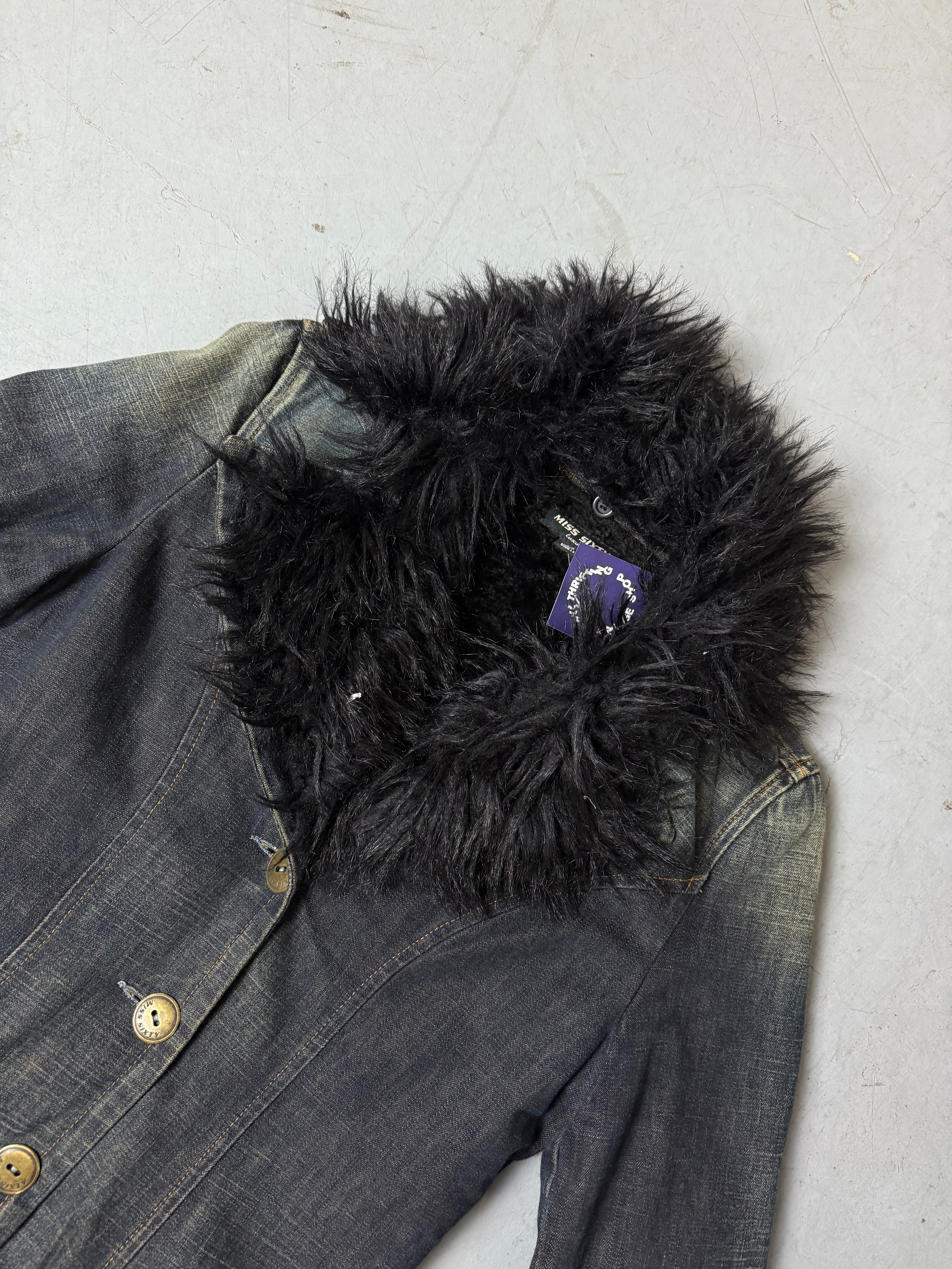 Detailbild von einer Vintage Miss Sixty Luxury Denim Jacke mit Fell. Detailbild von Fellkragen.