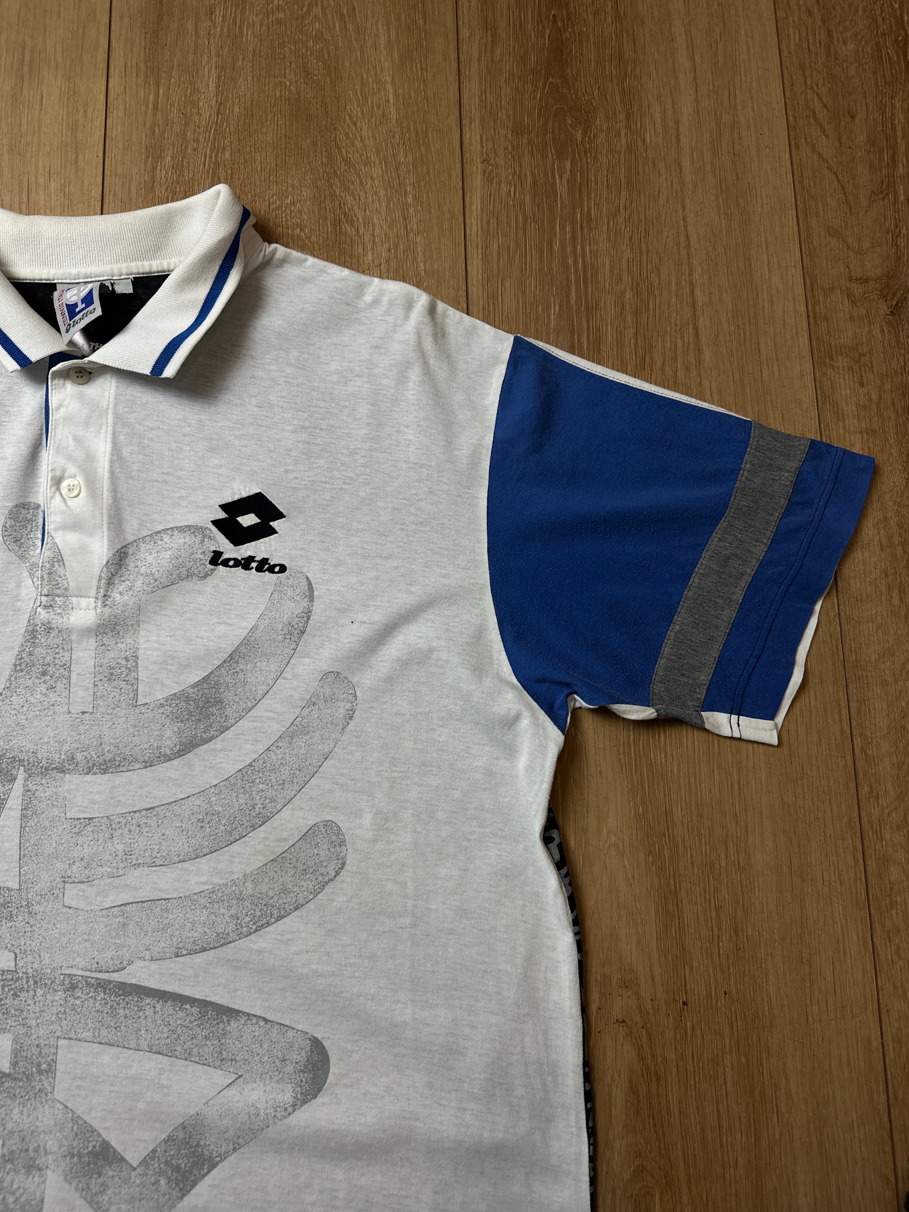 Ein Polo Shirt von Lotto in weiß mit blau schwarzen Ärmeln vintage Y2K 