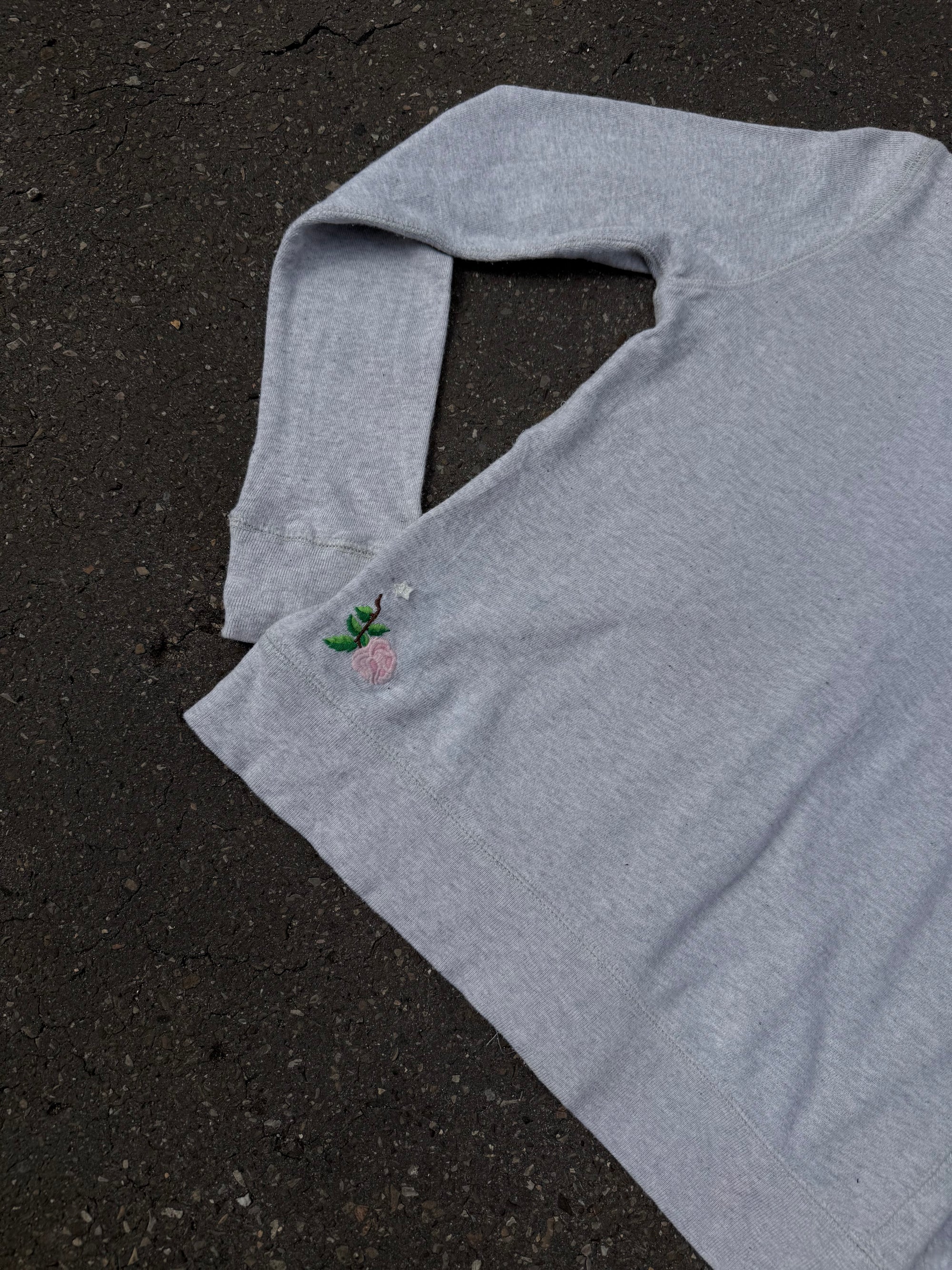 Ein grauer Zip Up Hoodie von Polo Ralph Lauren mit rosa Polo Aufdruck auf der Brust und kleinen patches überall verteilt in XS