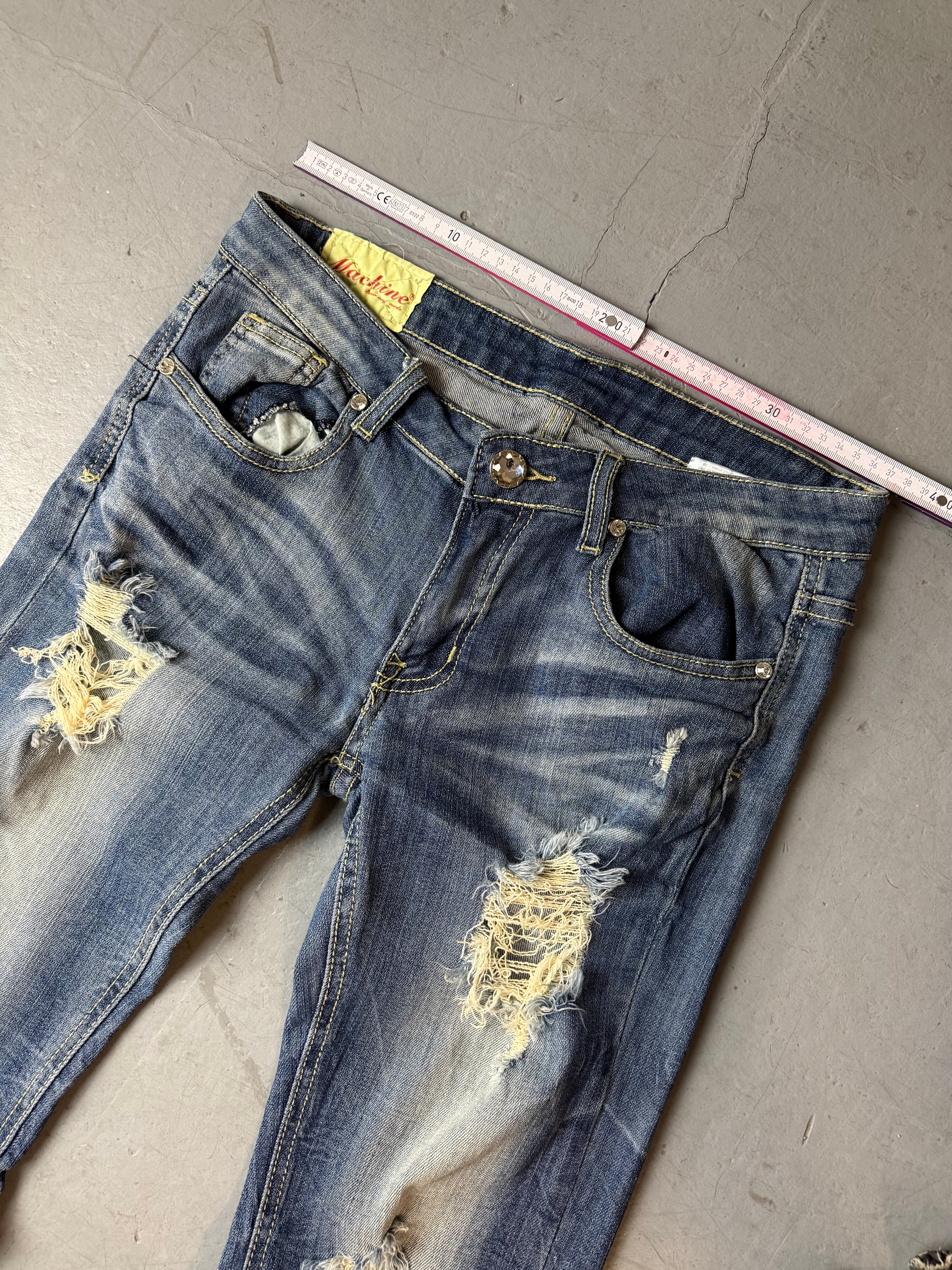 Vintage Machine UK Backprint Low Waist Straight Leg Jeans für Damen. Y2K 2000s Fashion