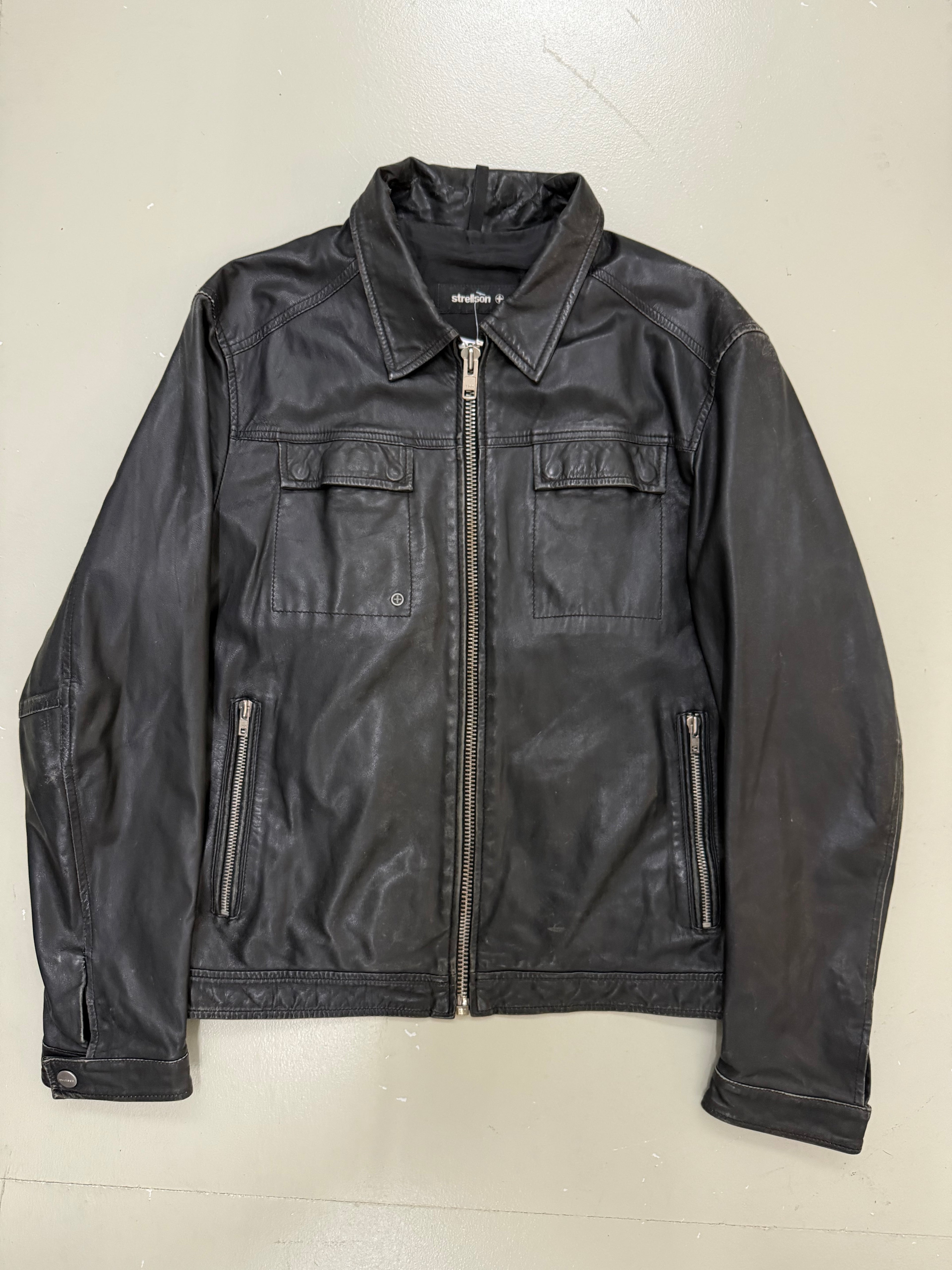 Vintage Black Strellson Leather Jacket
für Herren. Y2K Second Hand 2000s Fashion 