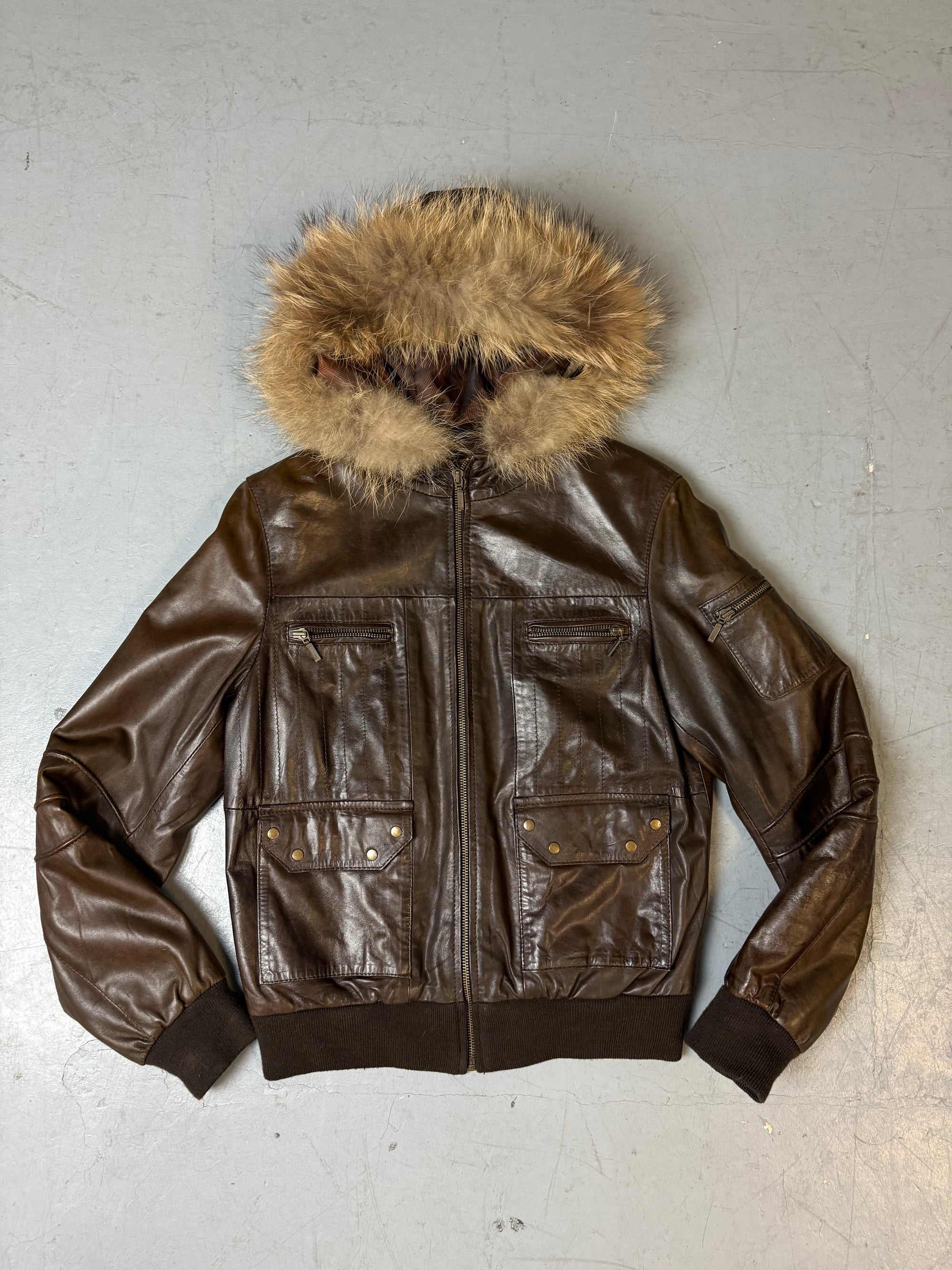 Eine braune echtleder Jacke von Conbipel mit faux fur kauptze 
