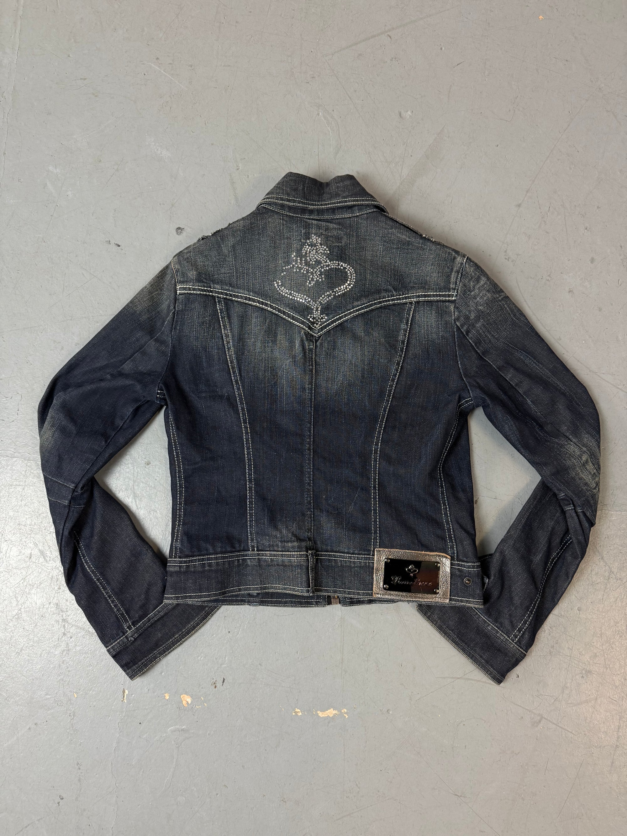 Eine blau-graue Jeansjacke mit strasssteinchen 