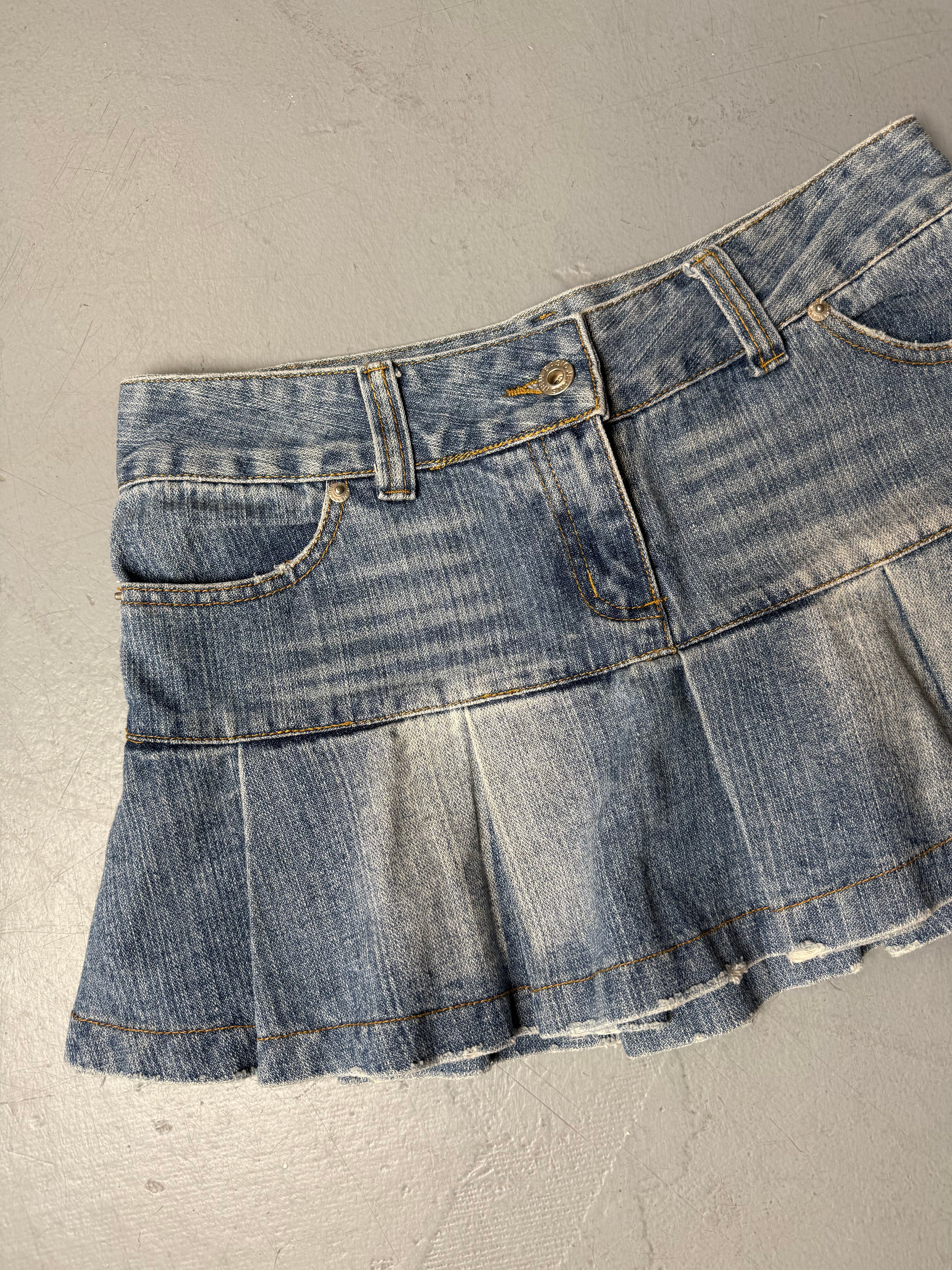 Vintage Pleated Denim Mini Skirt für Damen. Y2K Secondhand 2000s Fashion.