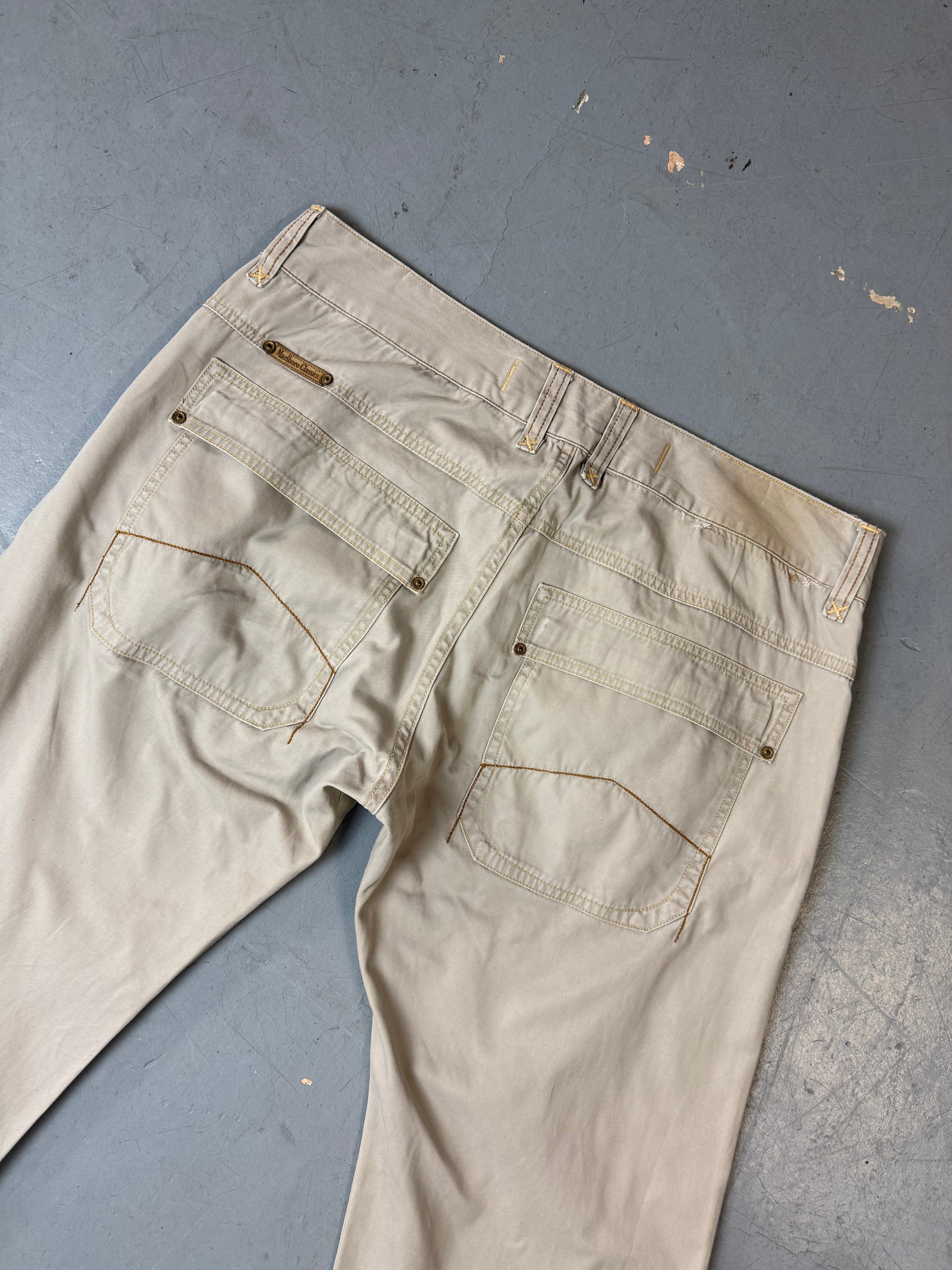 Detailliertes Produktbild von Vintage Marlboro Classics Beige Chino Pants XL von hinten