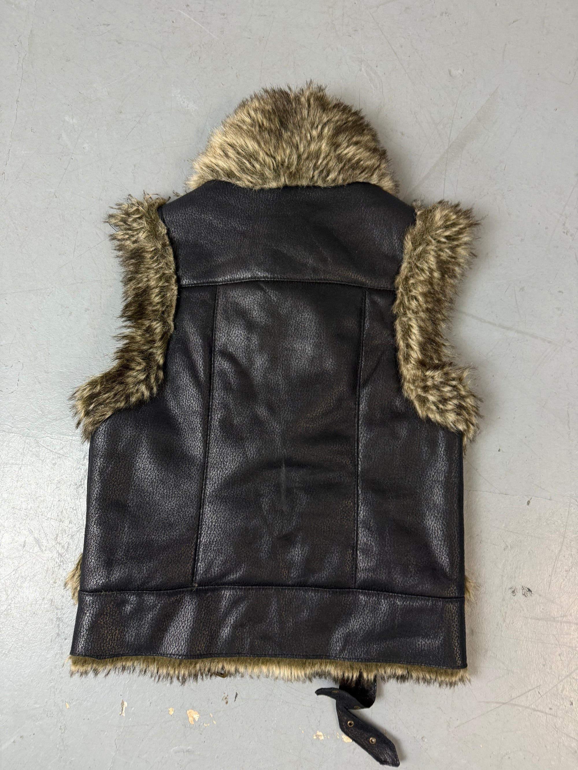 Eine schwarze y2k faux Leder Weste mit faux fur 