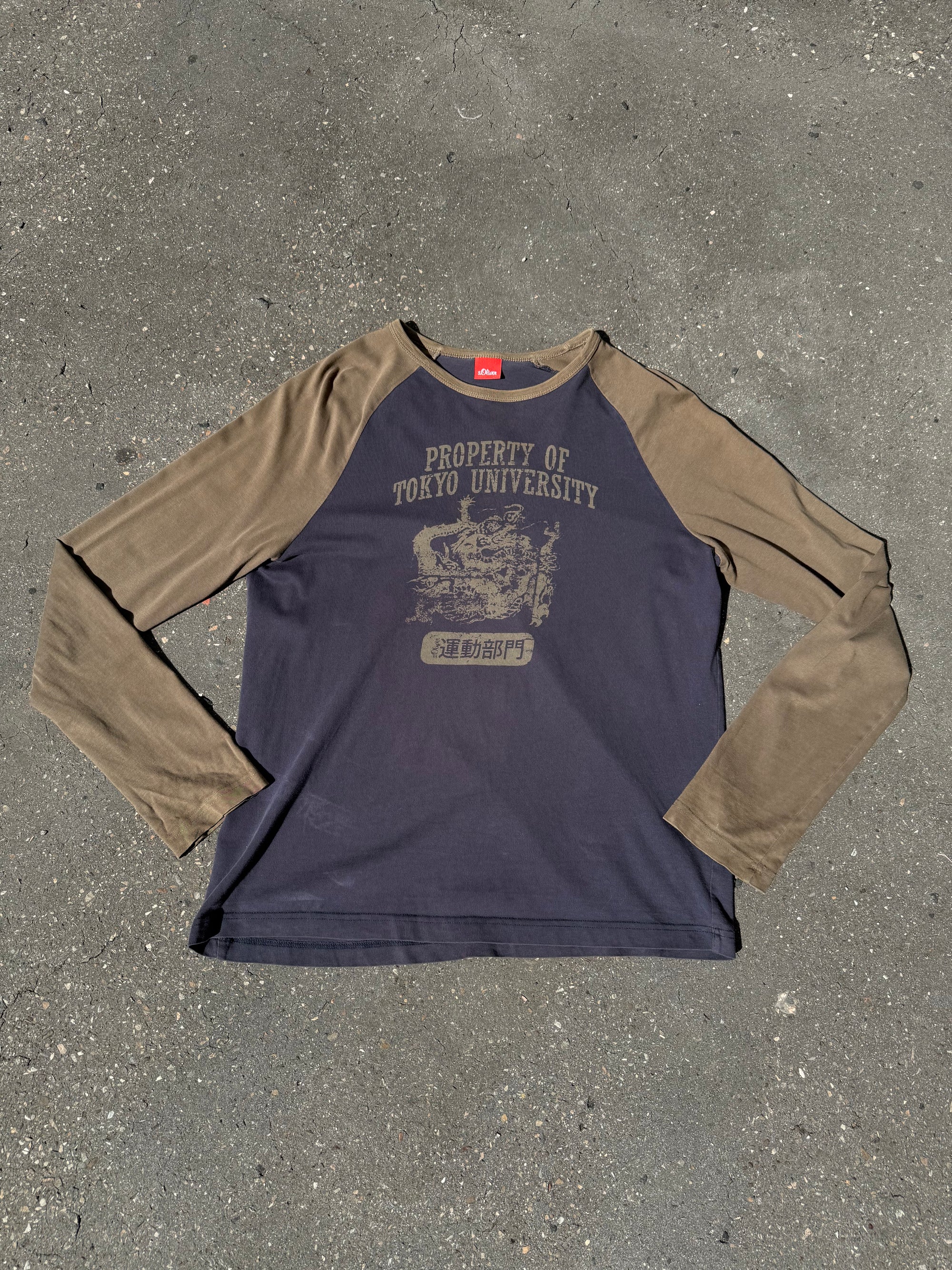 Ein braun blaues Longsleeve von s.Oliver mit Tokyo University Print auf der Vorderseite