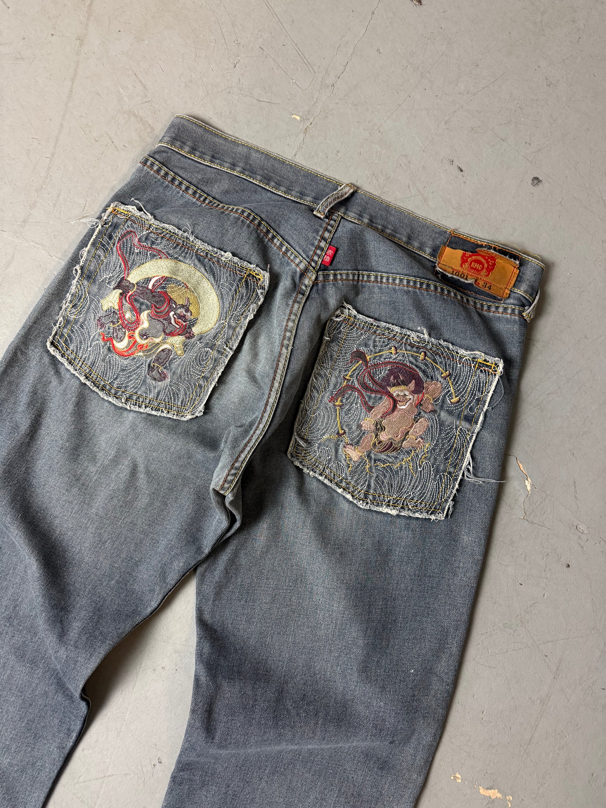 Detailbild von einer Vintage Red Monkey Company Baggy Denim with Back Stitching von Stitched Hosentaschen von Hinten