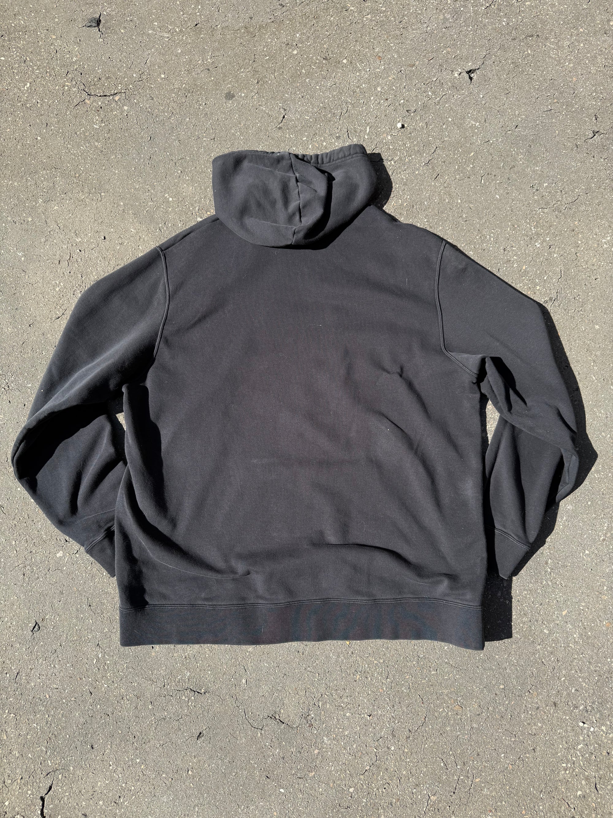 Ein oversized Nike Football Hoodie in schwarz mit Logo auf der Brust in XXL