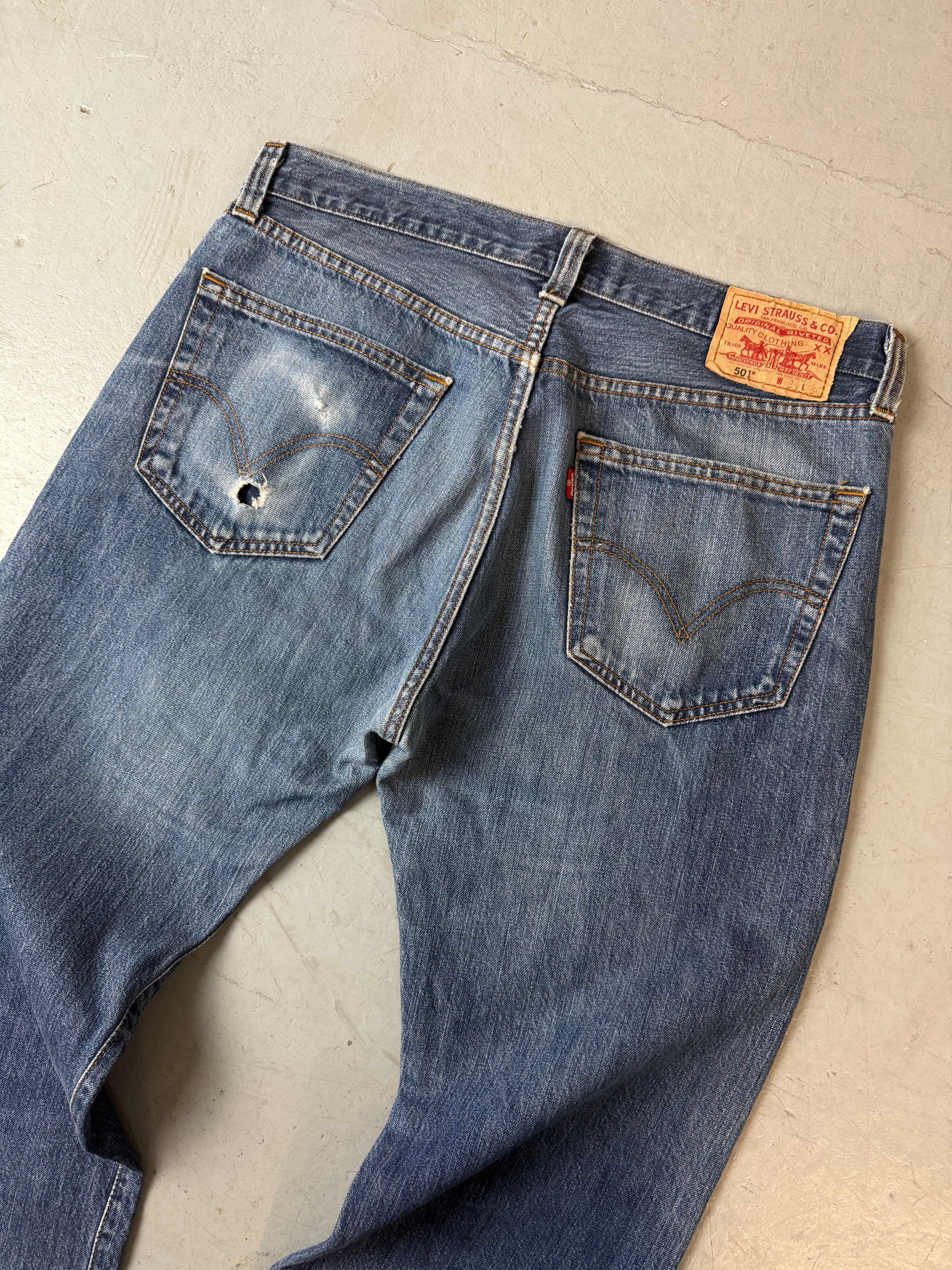 Vintage Levis 501 Baggy Straight Leg Denim für Herren. Y2K Second Hand 2000s Fashion
