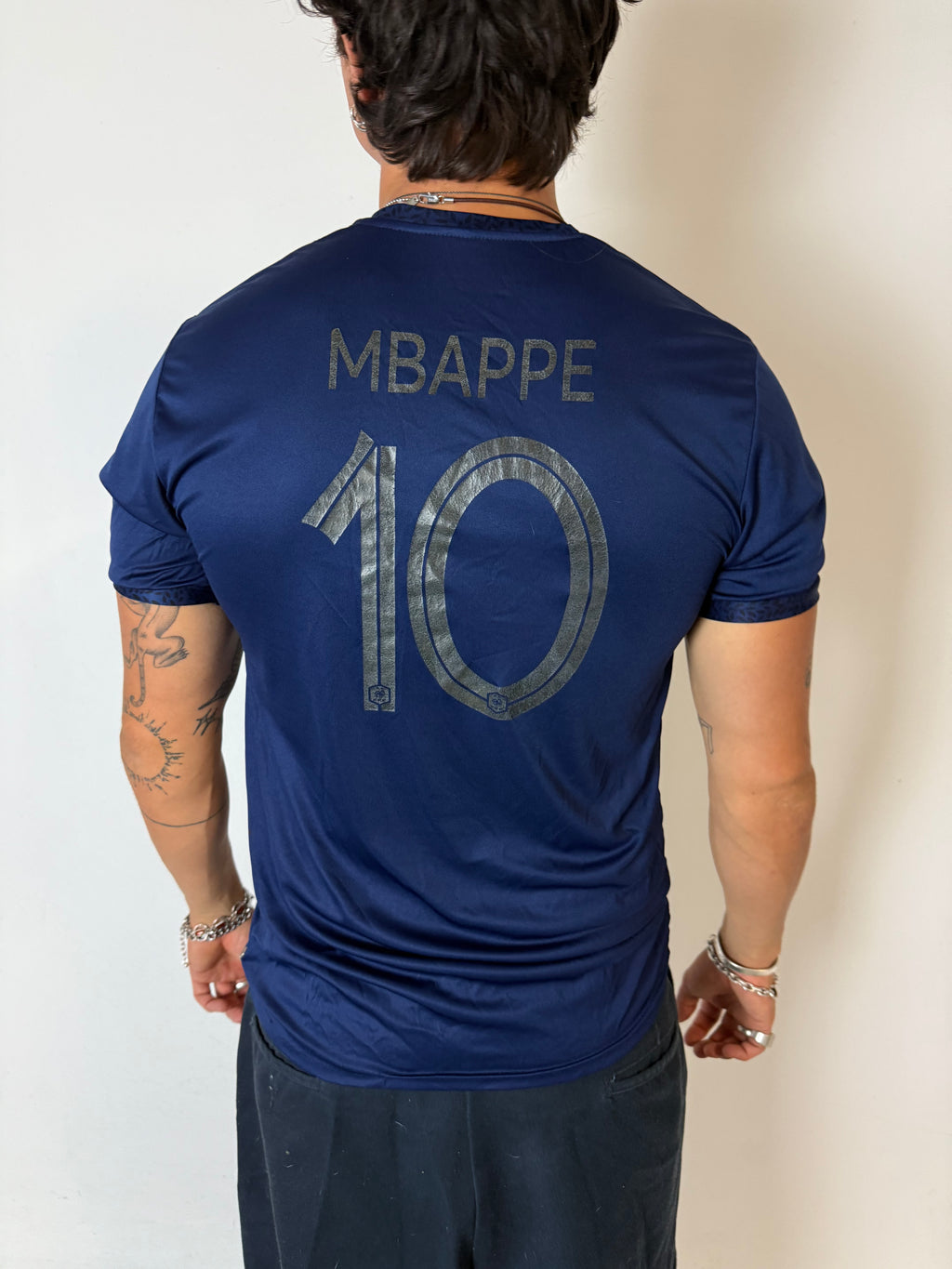 Ein blaues Nike Frankreich Fußball Trikot von Frankreich mit Mbappe auf dem Rücken 