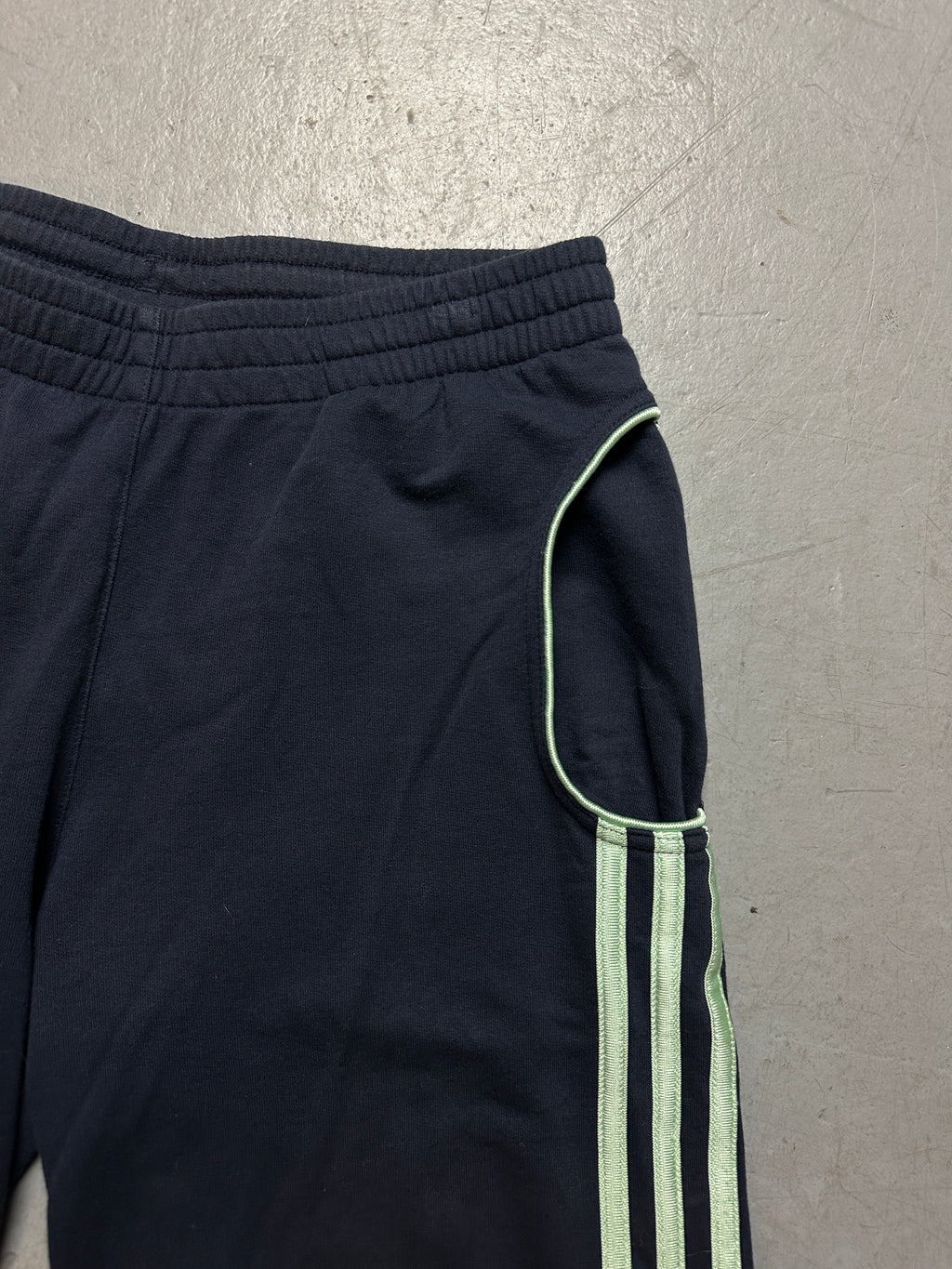 Detailbild von einer Vintage Blue Adidas Track Pants with Green Stripes von vorne