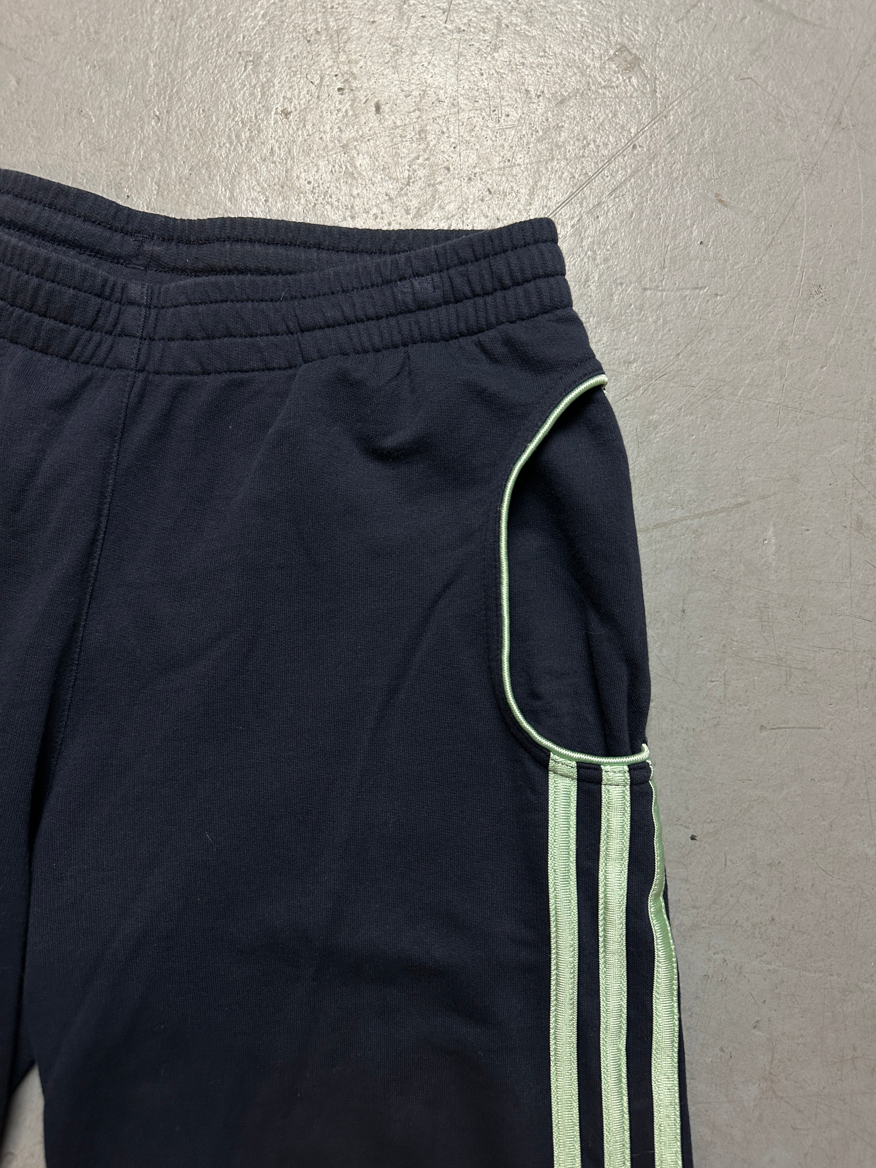 Detailbild von einer Vintage Blue Adidas Track Pants with Green Stripes von vorne