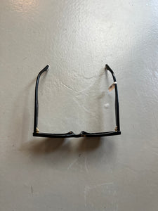 Detail-Produktbild von schwarzer Fendi Cat-Eye Sonnenbrille vor grauem Hintergrund.