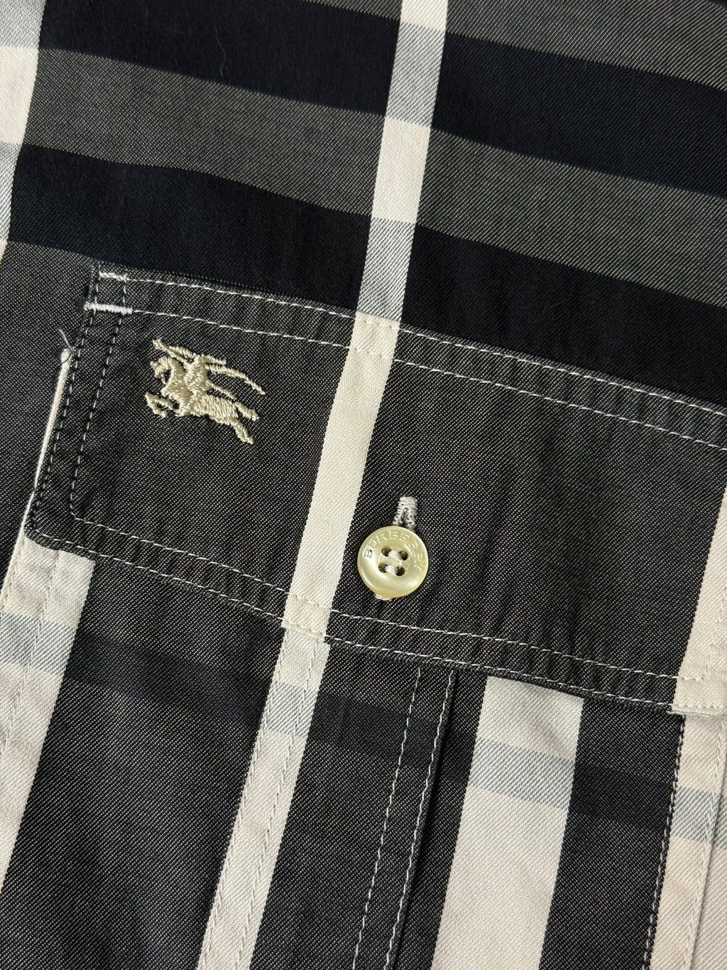 Eine schwarz weiß karierte Bluse von Burberry 