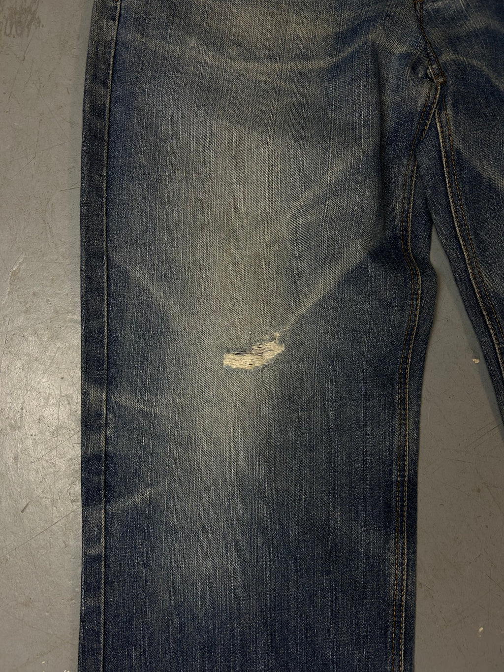 Detailliertes Produktbild von Vintage Ed Hardy Light Blue Baggy Denim with Stitching M/L von vorne