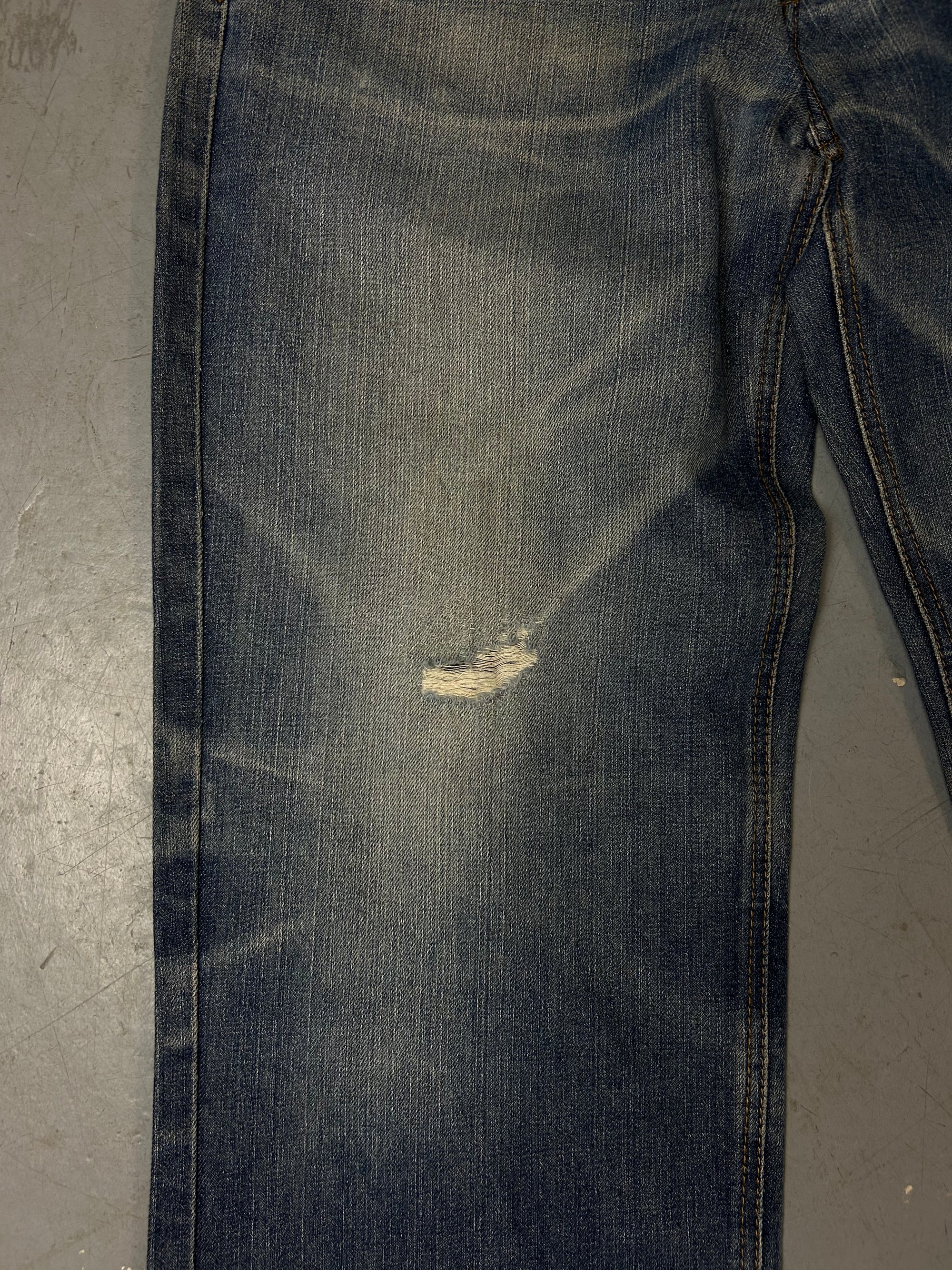 Detailliertes Produktbild von Vintage Ed Hardy Light Blue Baggy Denim with Stitching M/L von vorne