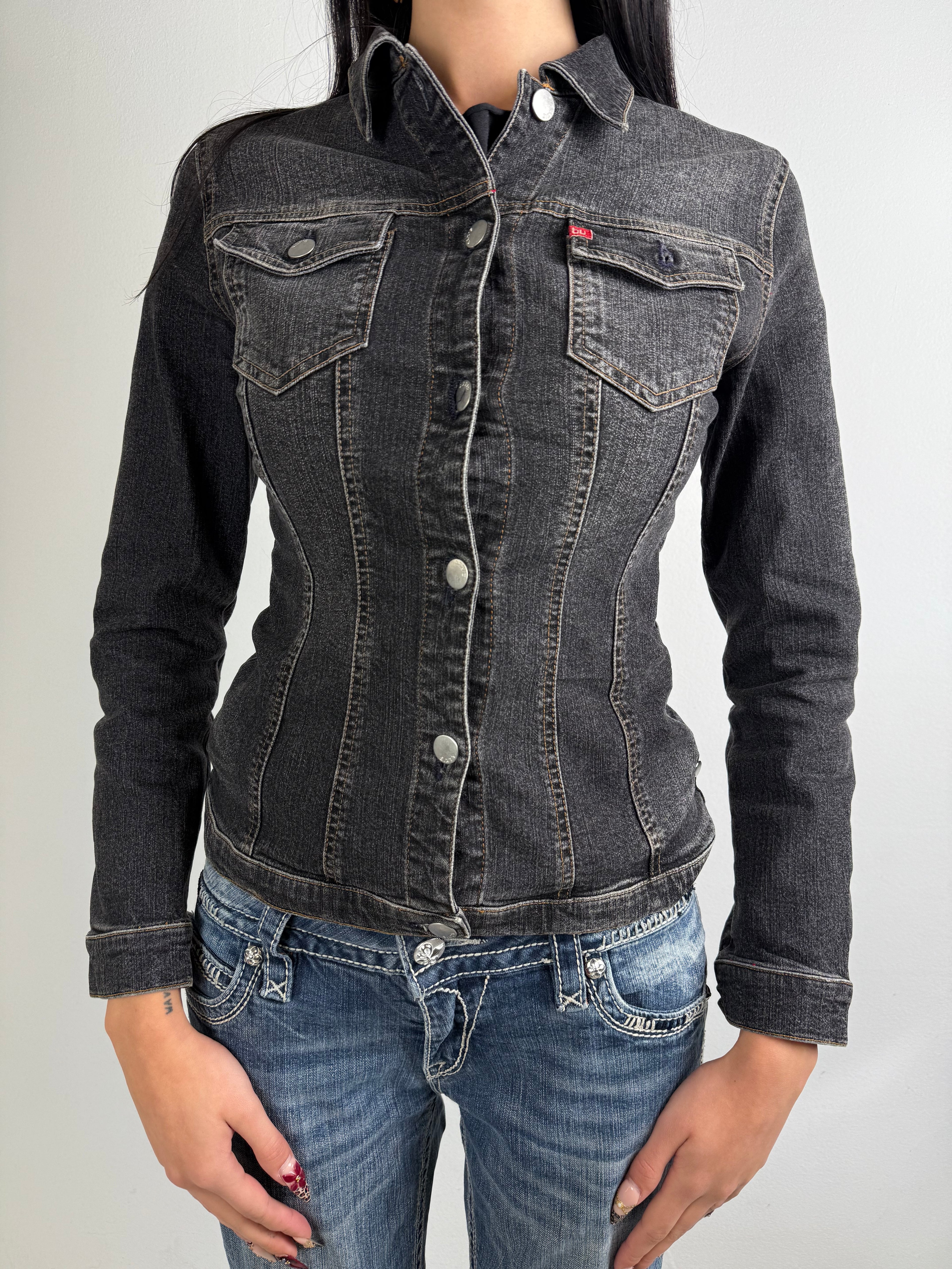 Vintage Miss Sixty Dark Denim Jacket Getragen vor weißem hintergrnd
