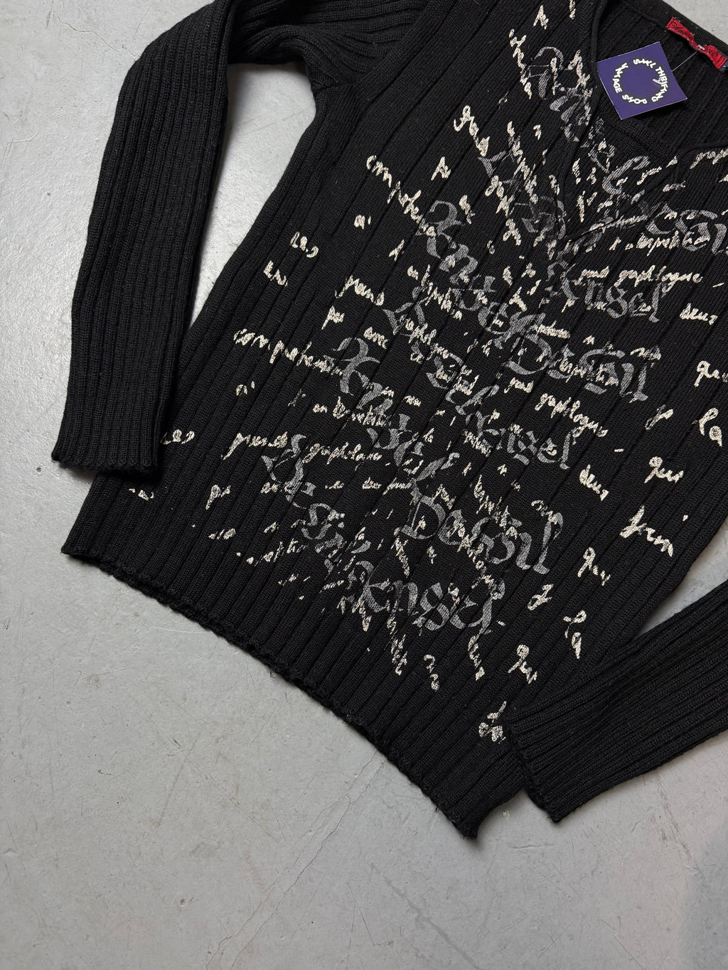 Detailbild von Vintage Angel Devil Black Knit Sweater von vorne