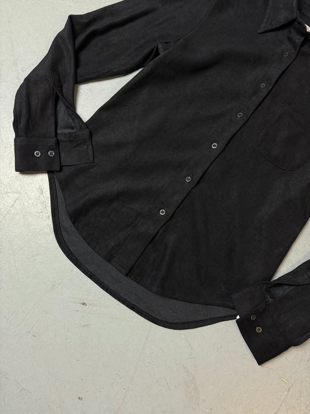 Detailbild von Vintage Armani Jeans Black Button Up Shirt von vorne
