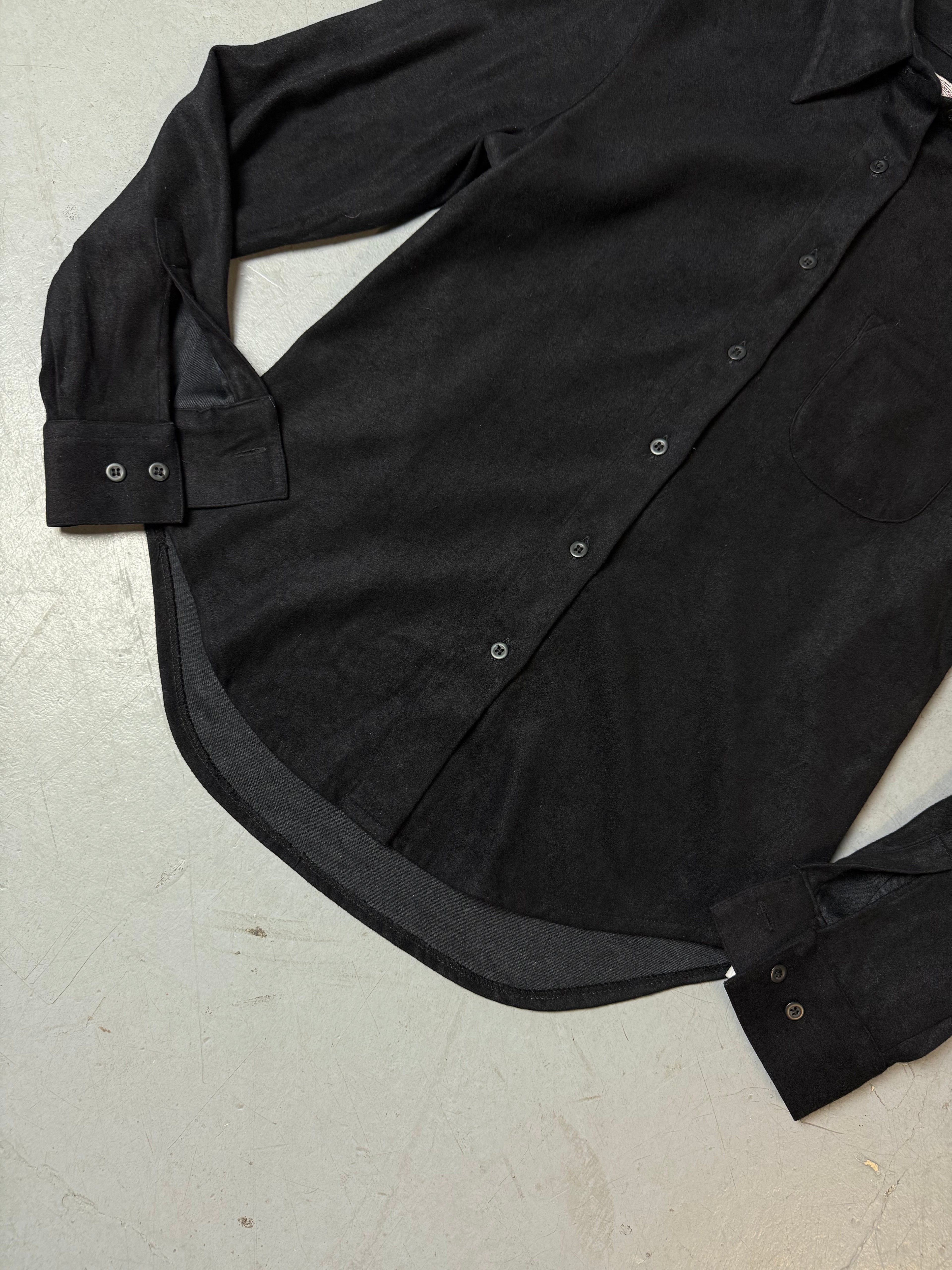 Detailbild von Vintage Armani Jeans Black Button Up Shirt von vorne