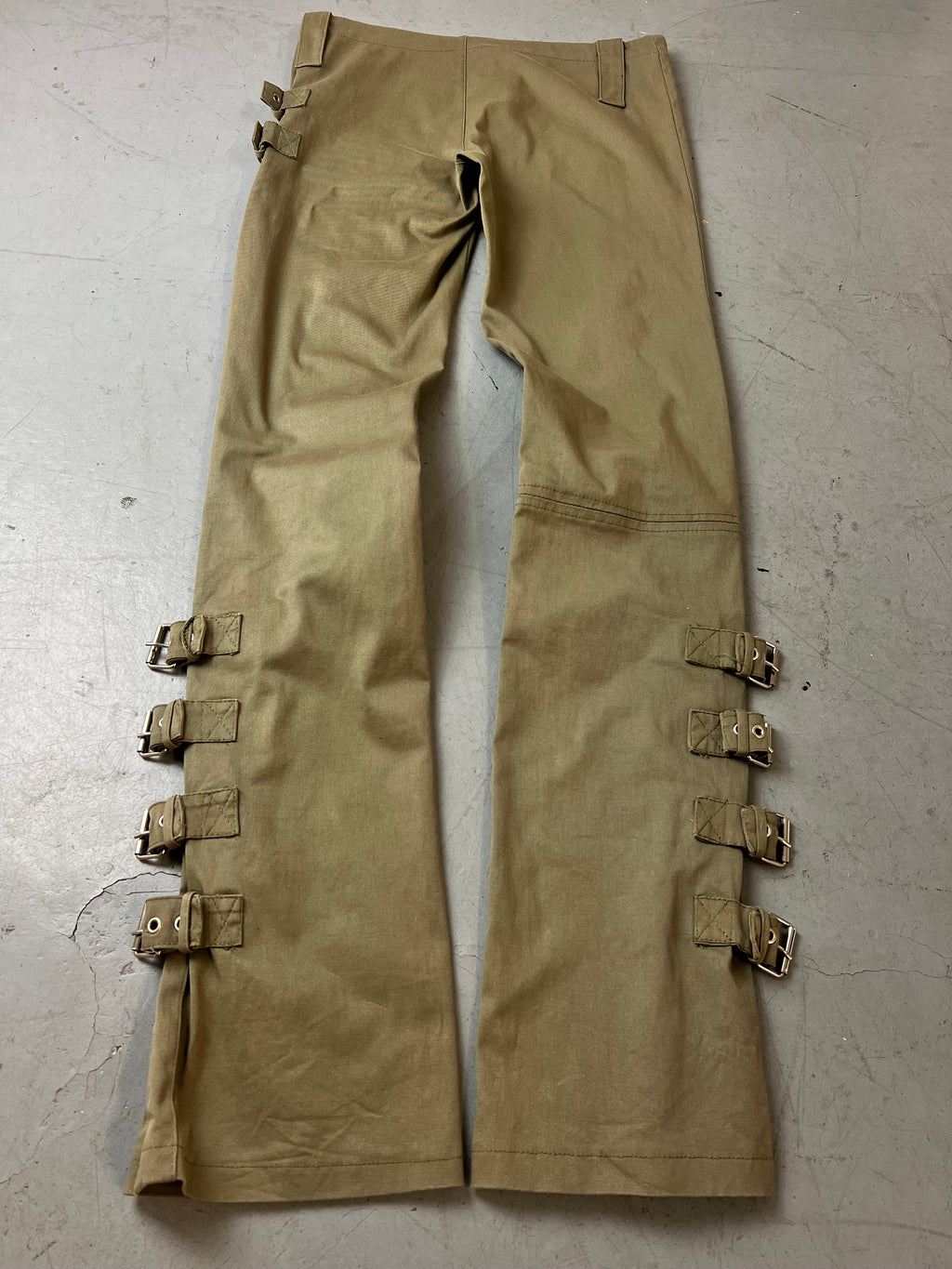 Vintage Khaki Straight Pants with Straps mit Schnallendetails für Damen. Y2K Second Hand 2000s Fashion