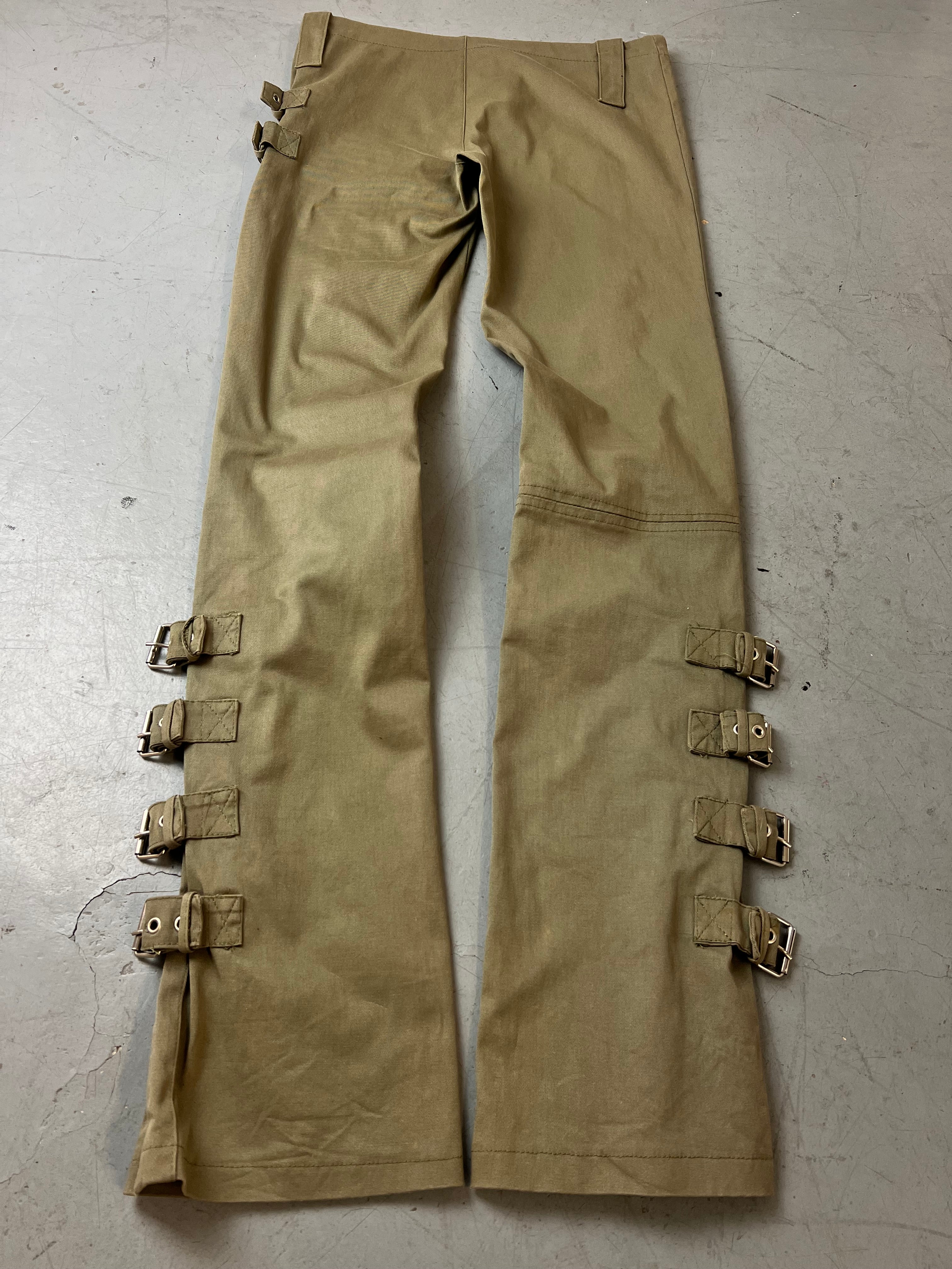 Vintage Khaki Straight Pants with Straps mit Schnallendetails für Damen. Y2K Second Hand 2000s Fashion