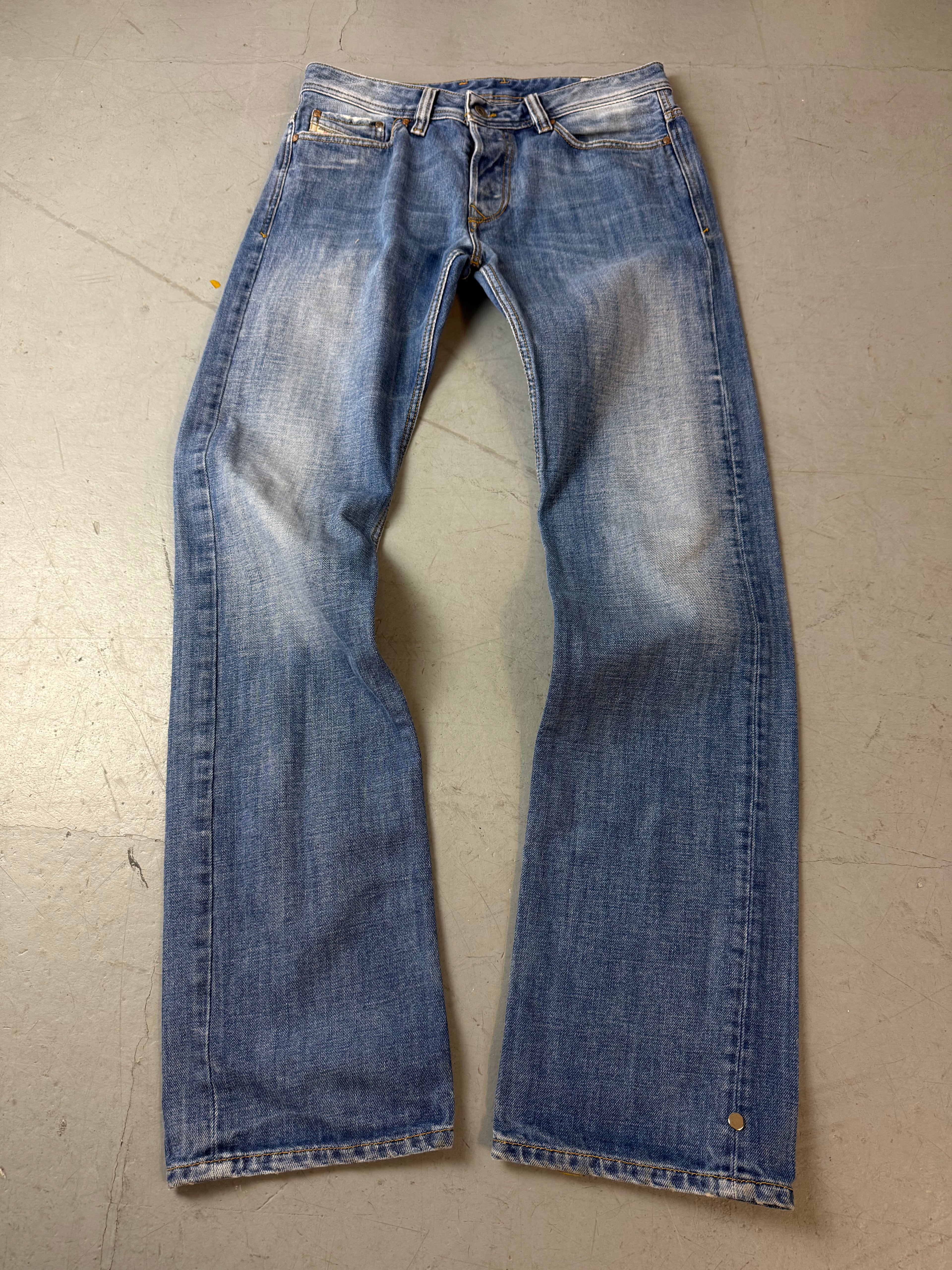 Vintage Diesel Viker Light Blue Straight Leg Jeans für Herren. Y2K Second Hand 2000s Fashion