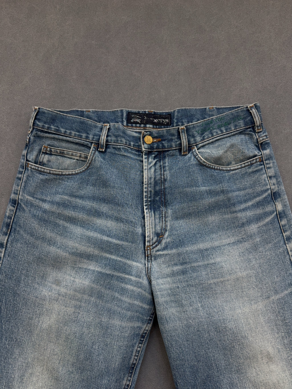 Vintage Burberrys Flared Jeans für Herren. Y2K Second Hand 2000s Fashion 