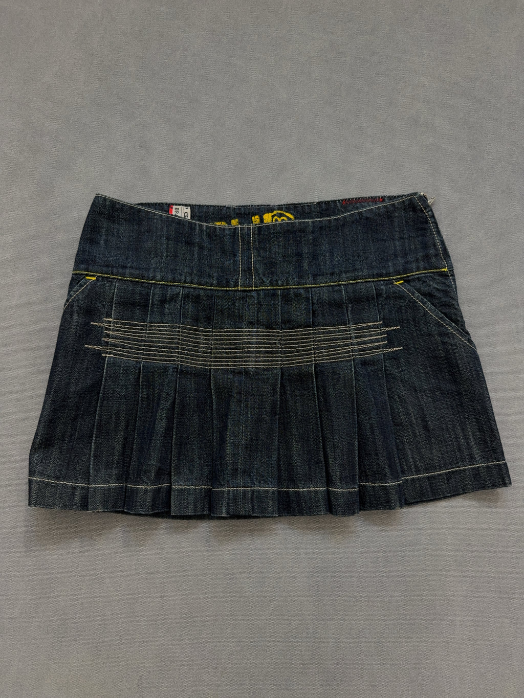 Vintage Guru Jeans Skirt für Damen. Y2K Second Hand 2000s Fashion 