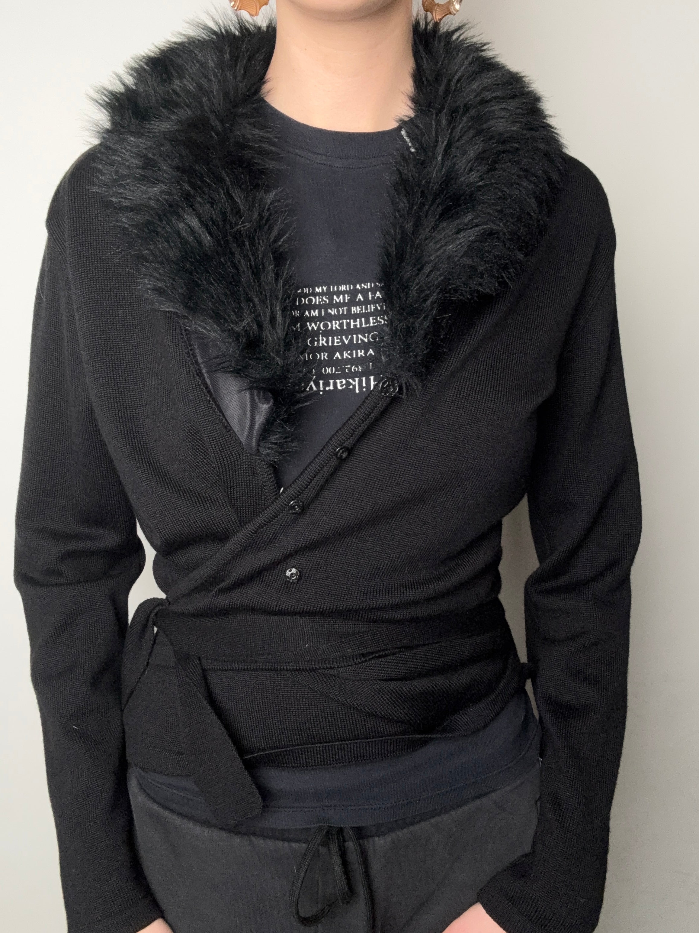 Vintage Black Knit Cardigan with Faux Fur Collar für Damen. Y2K Second Hand 2000s Fashion