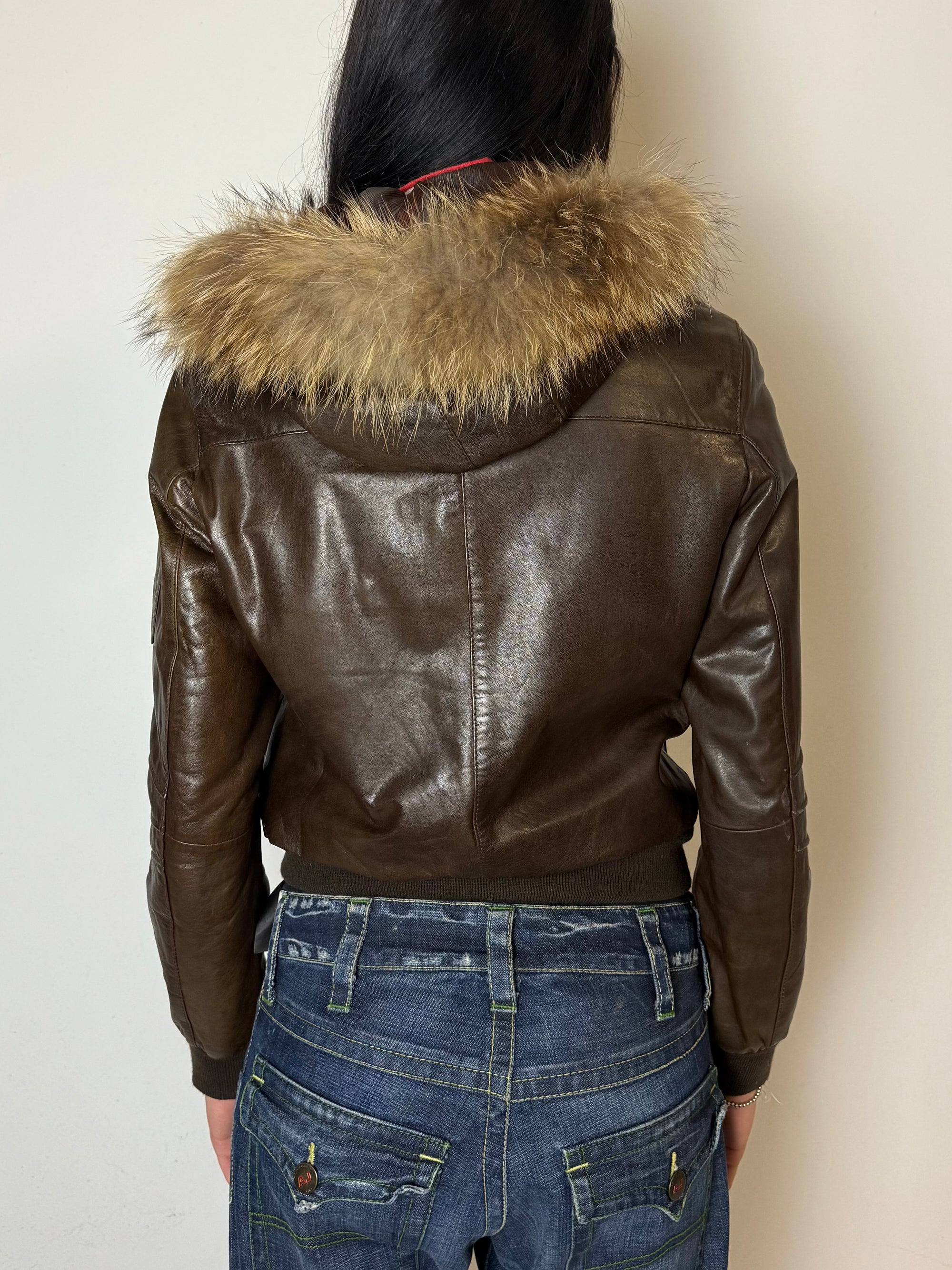 Eine braune echtleder Jacke von Conbipel mit faux fur kauptze 