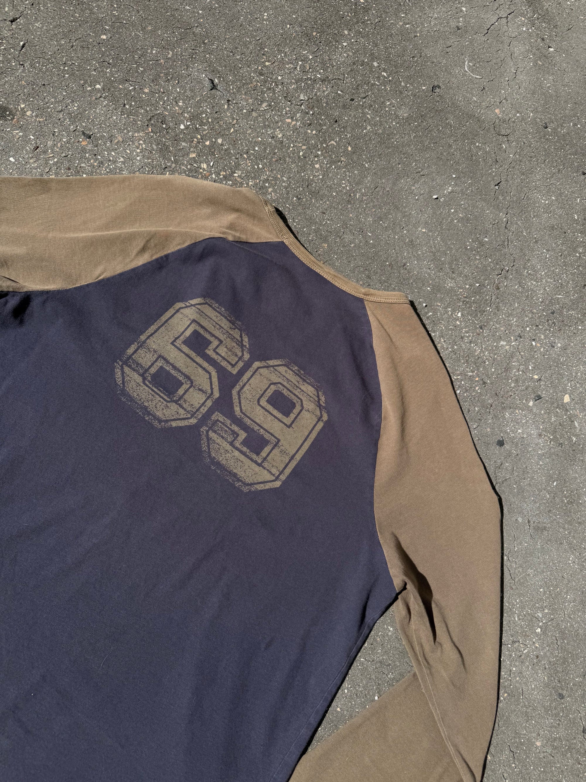 Ein braun blaues Longsleeve von s.Oliver mit Tokyo University Print auf der Vorderseite