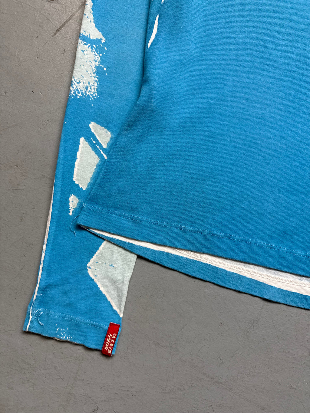 Vintage Miss Sixty Printed Longsleeve mit blauen Details für Damen. Y2K Second Hand 2000s Fashion