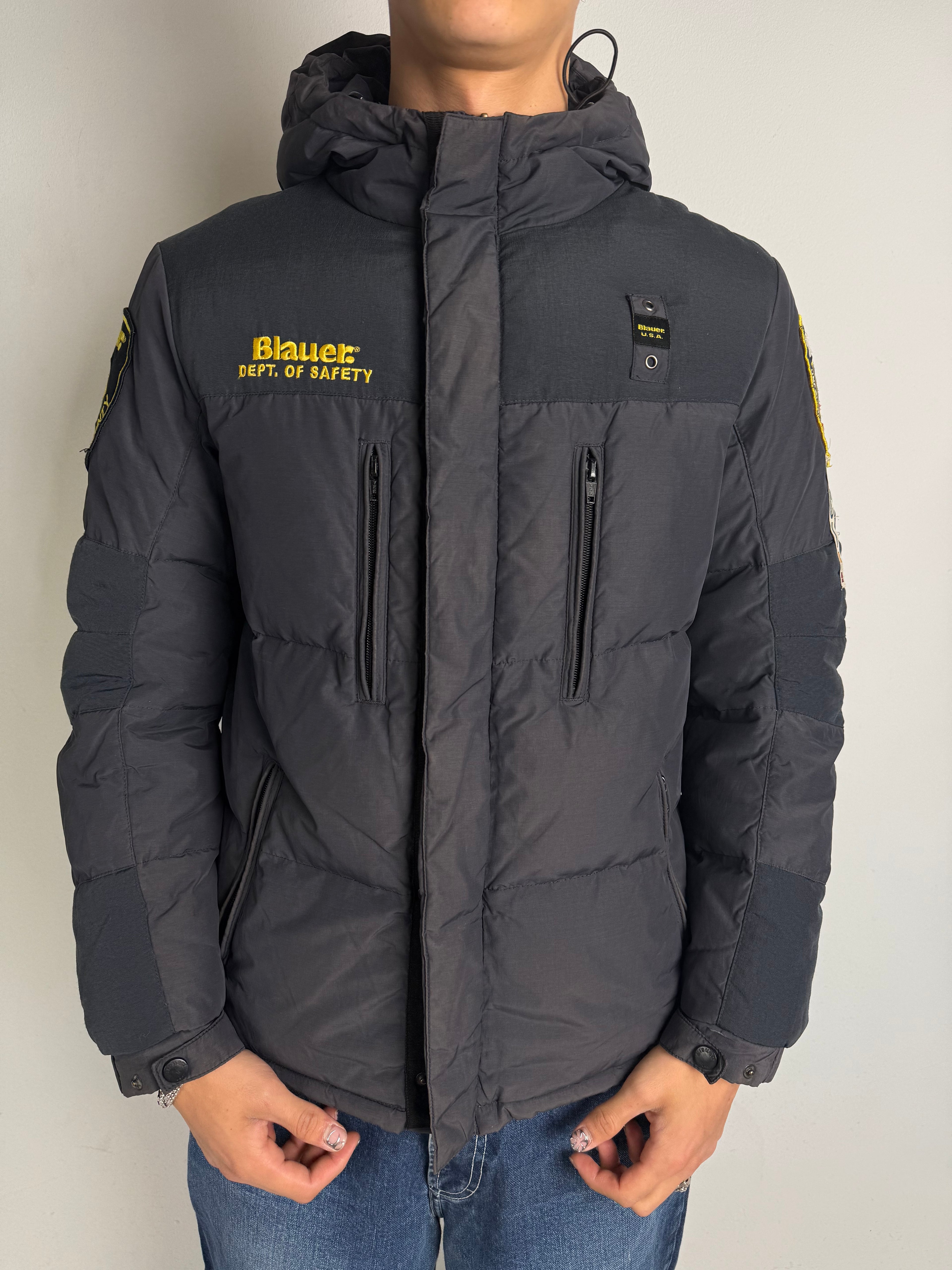 tragebild von Grauer Blauer Daunen Jacke in L vor grauer Wand