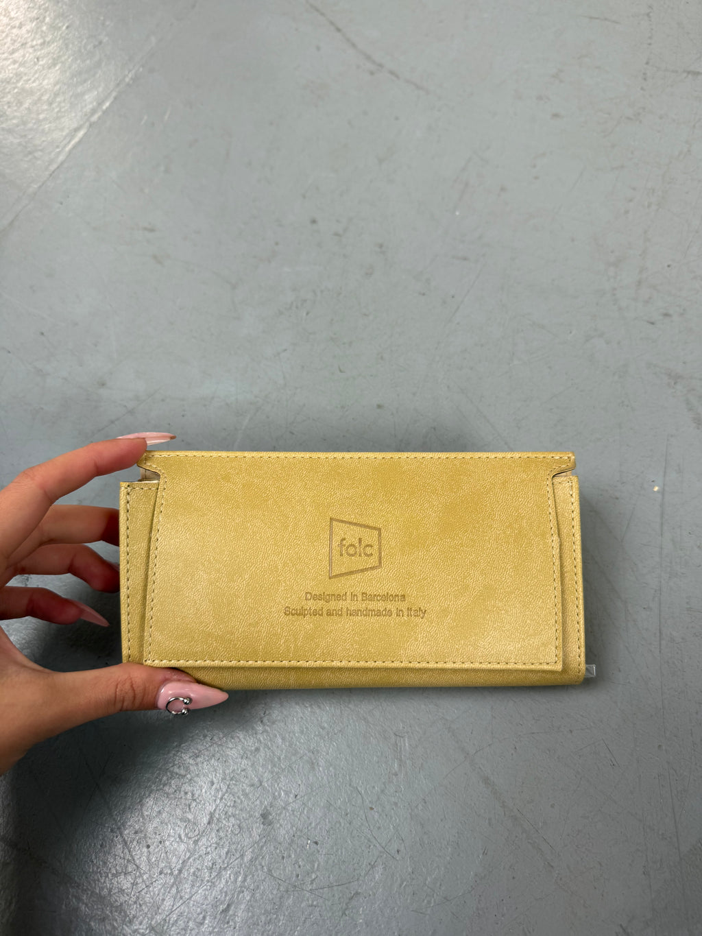 Eine Sonnenbrille von Alexander McQueen mit silbernen Nieten um die großen Gläser und dünnem Gestell 