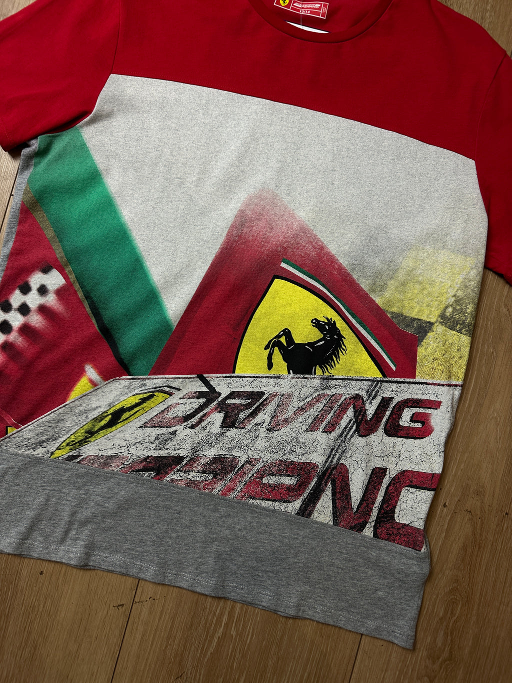 Ein Vintage T-Shirt von Ferarri mit Logo Print in weiß grün und rot 
