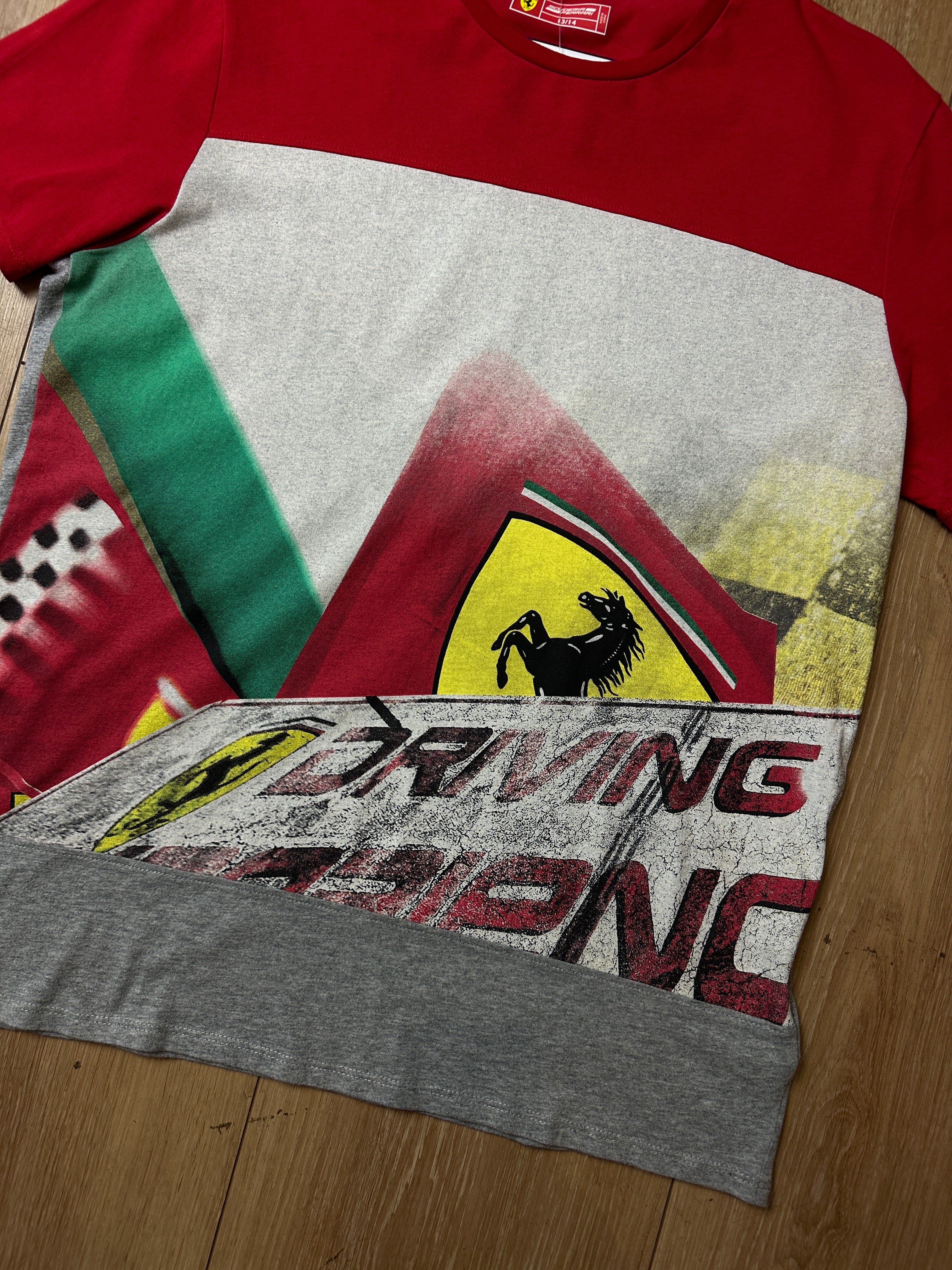Ein Vintage T-Shirt von Ferarri mit Logo Print in weiß grün und rot 